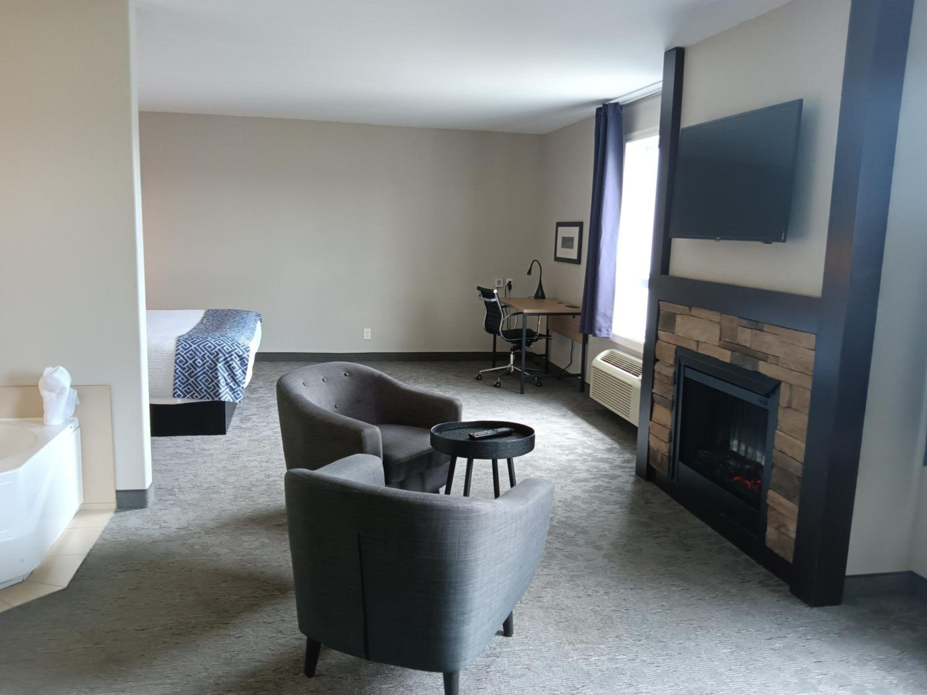 Deluxe King Suite - Non-Smoking - Photo 6