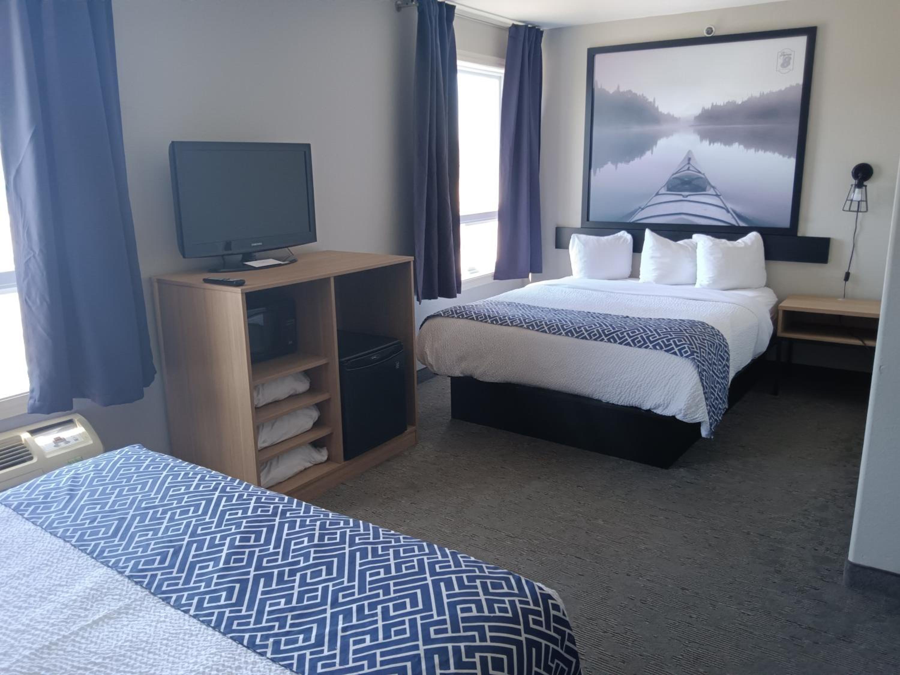 Superior Queen Suite with Three Queen Beds - Non-Smoking - Photo 5