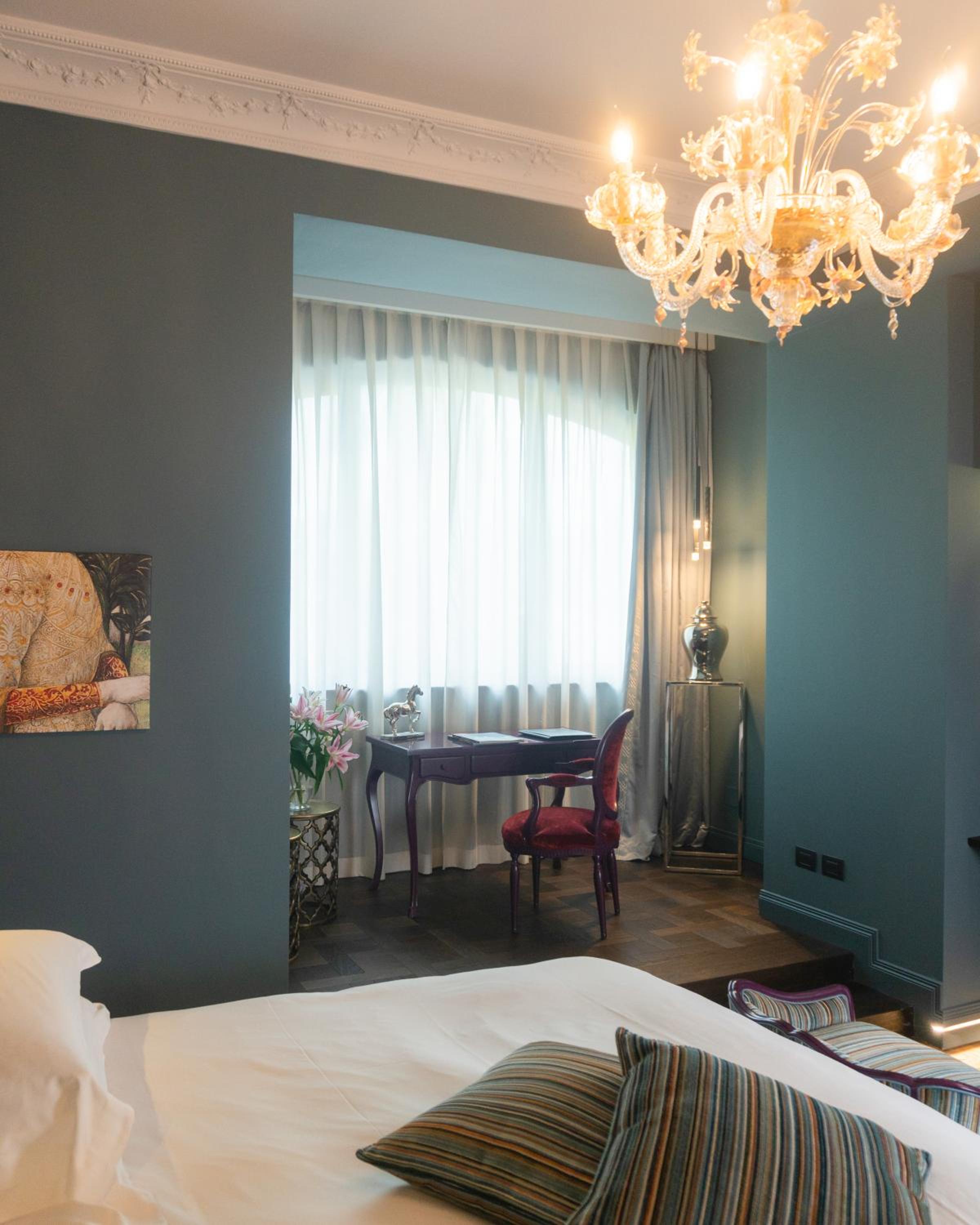 Superior Suite with Lake View - Photo 17
