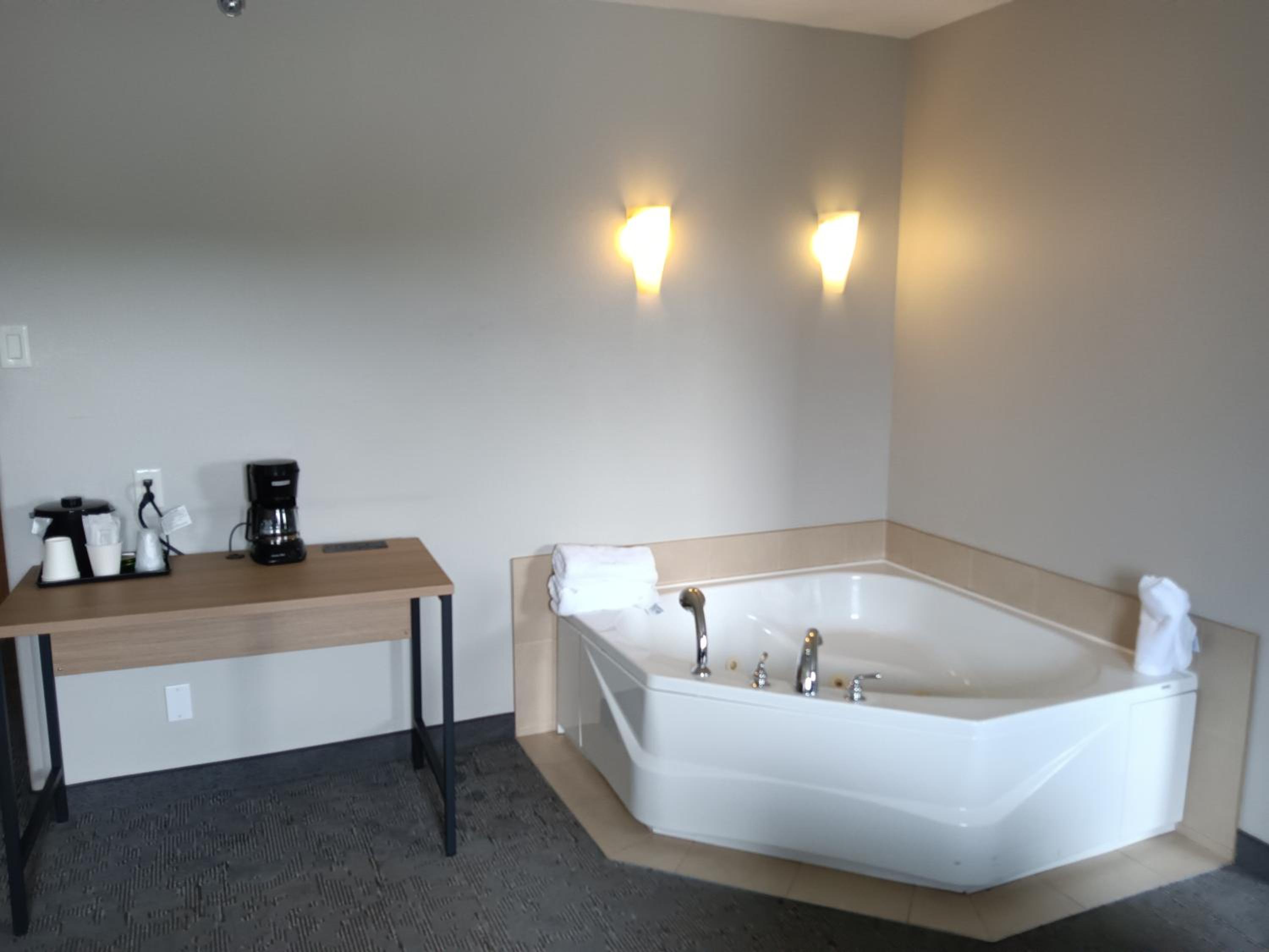 Deluxe King Suite - Non-Smoking - Photo 7