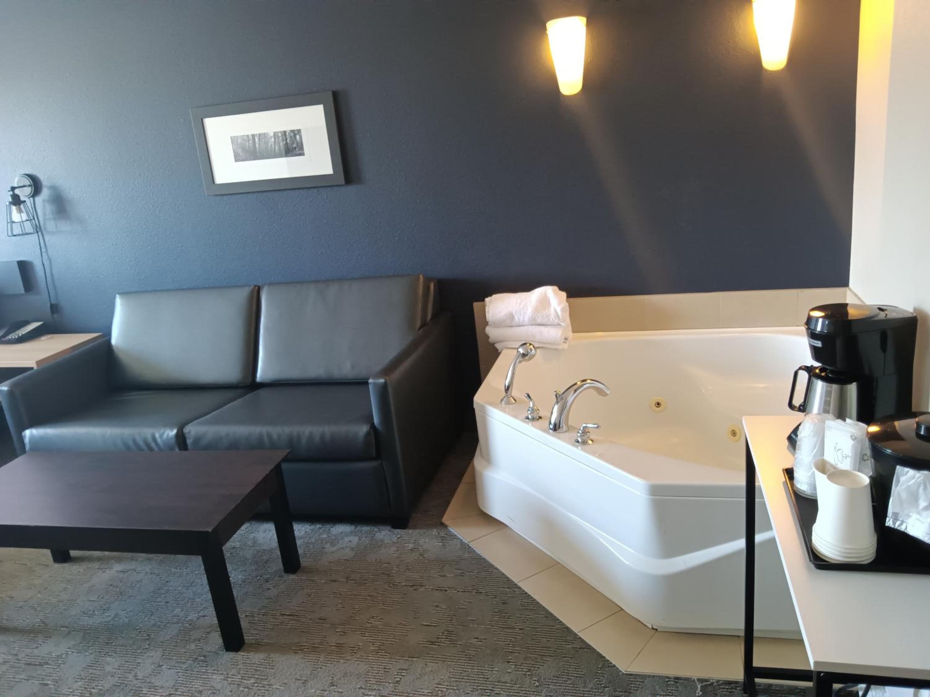 King Suite - Non-Smoking - Photo 2