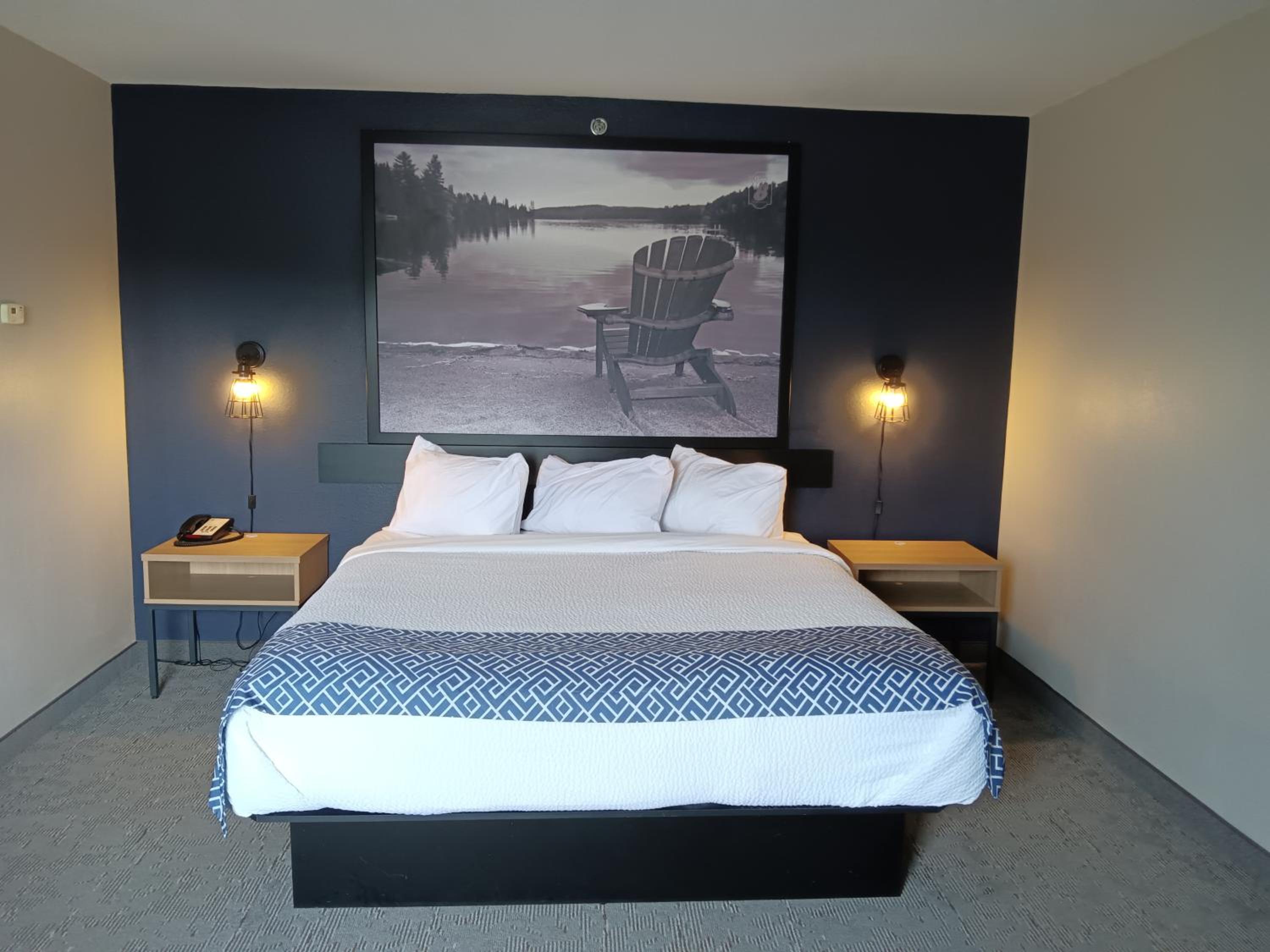Deluxe King Suite - Non-Smoking - Photo 3