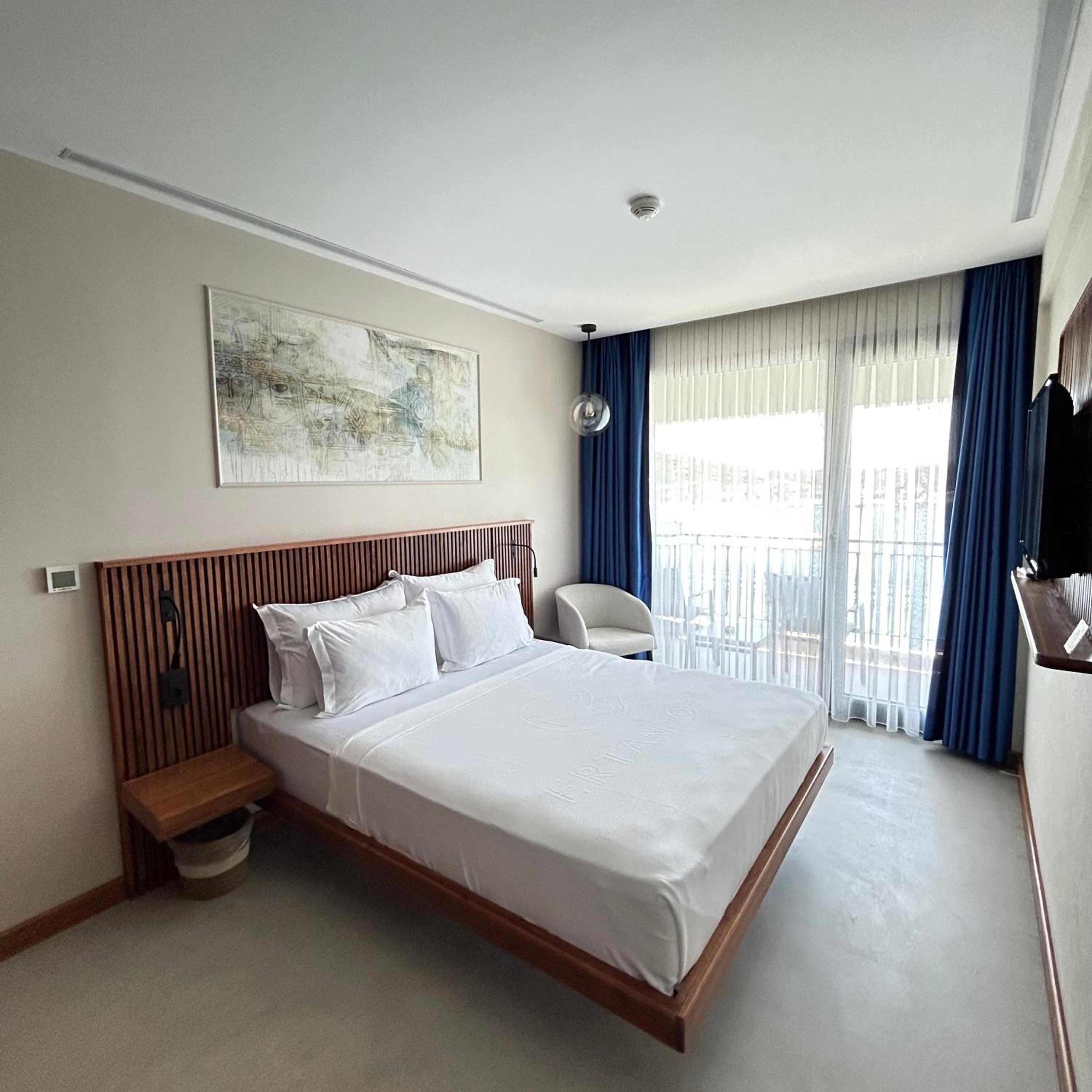 Double Room with Balcony and Sea View - Photo 7