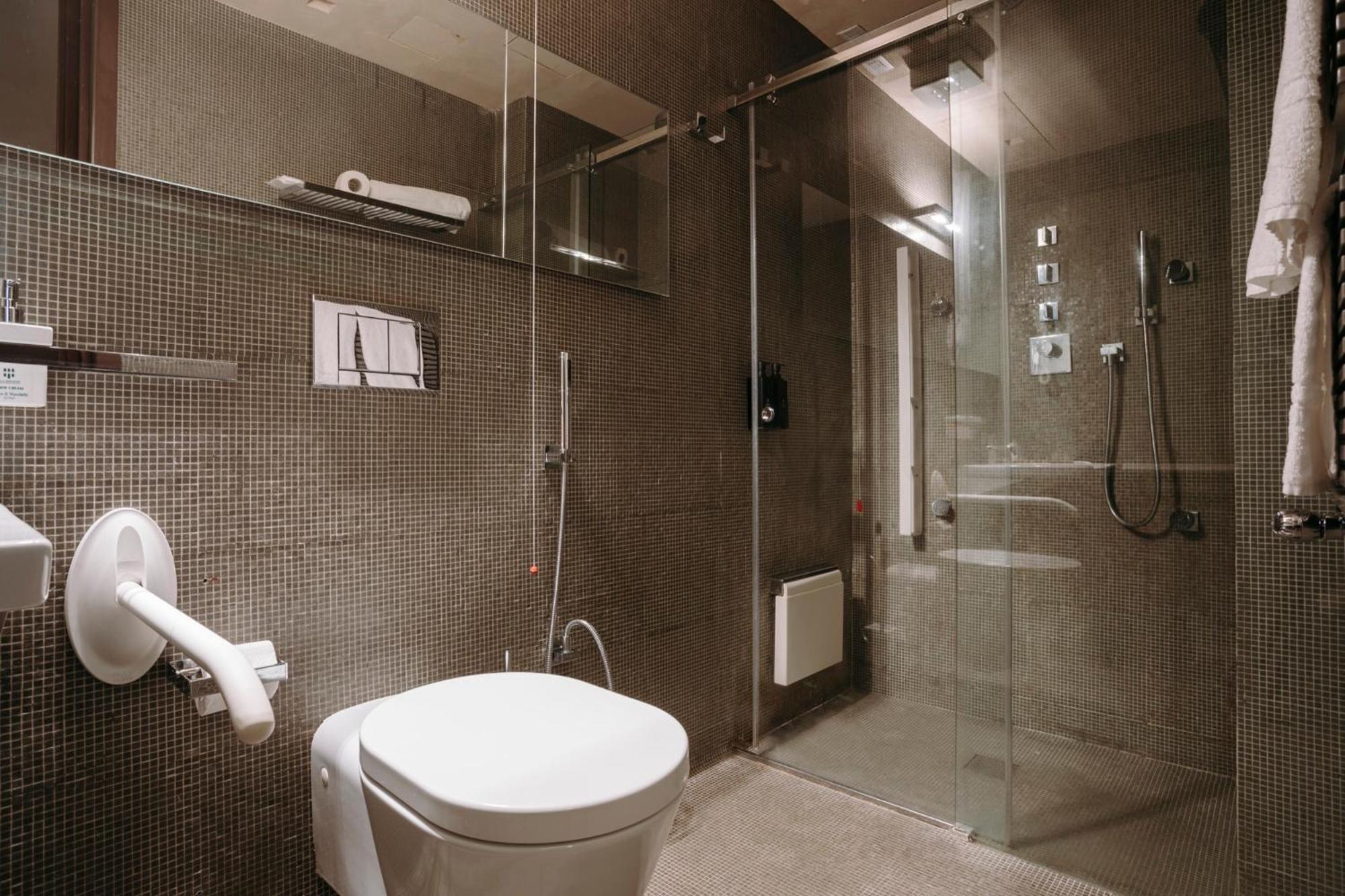 Double or Twin Room with City View photo 2