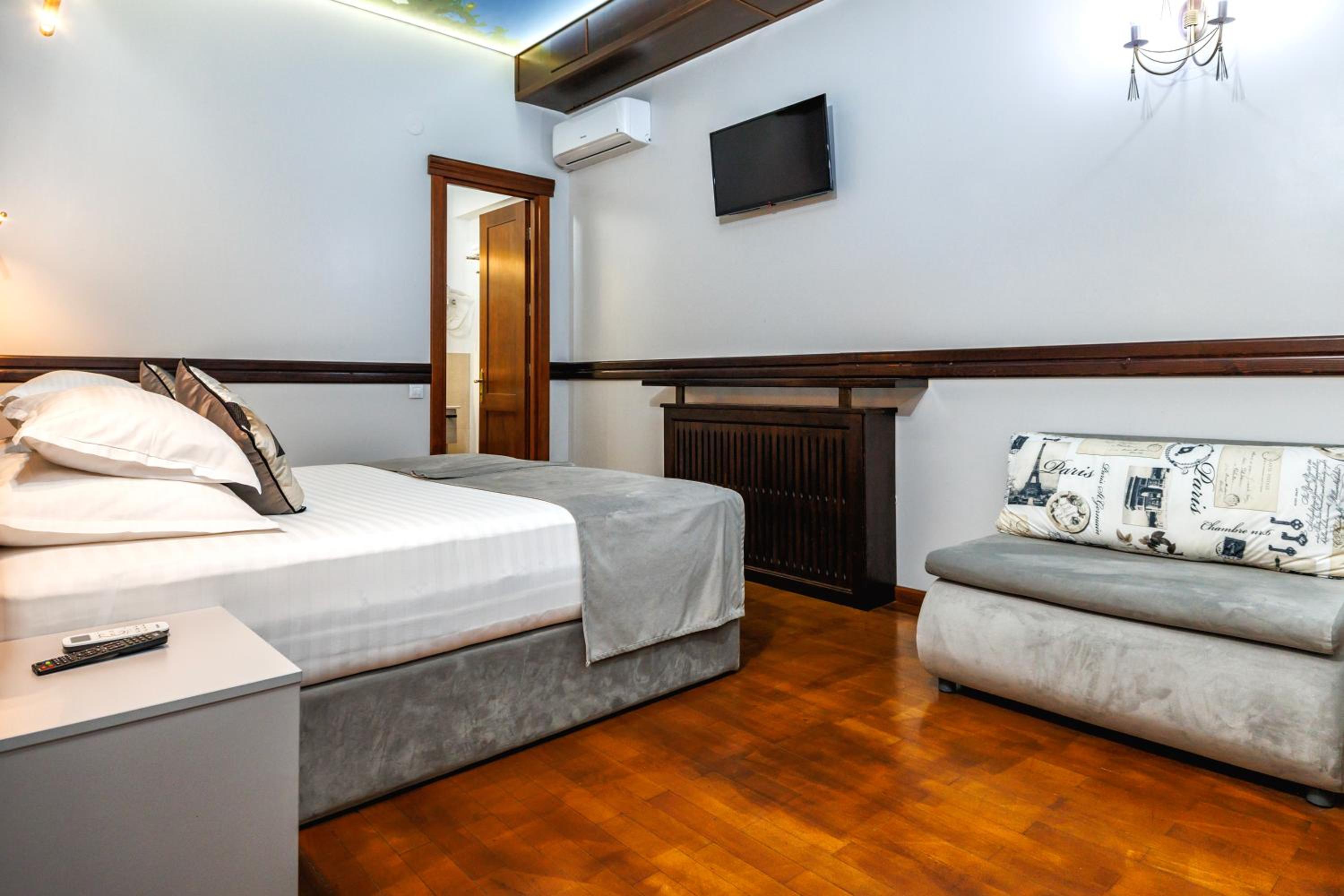 Large Double or Twin Room without natural light photo 2