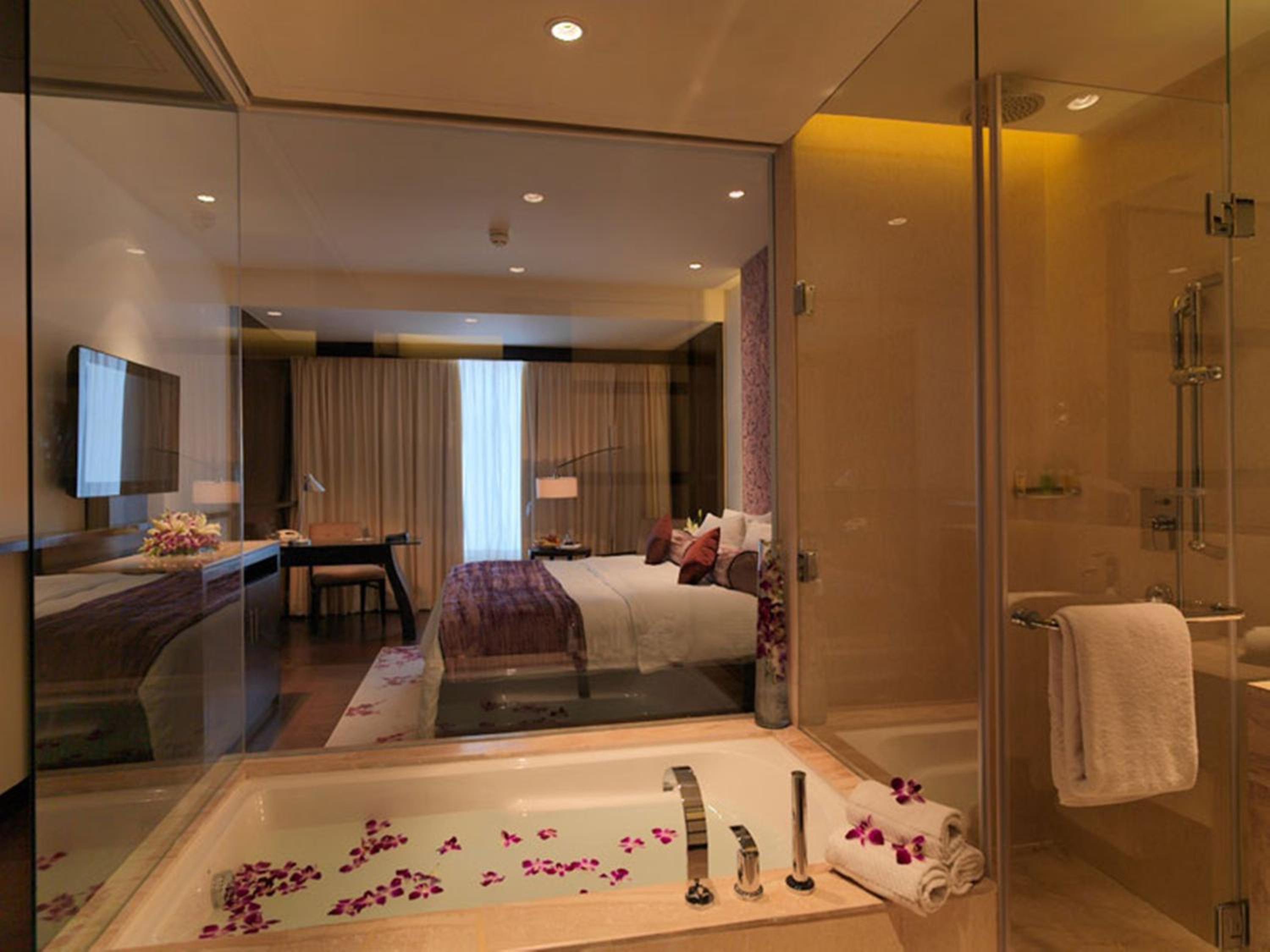 Club Room with Bath Tub