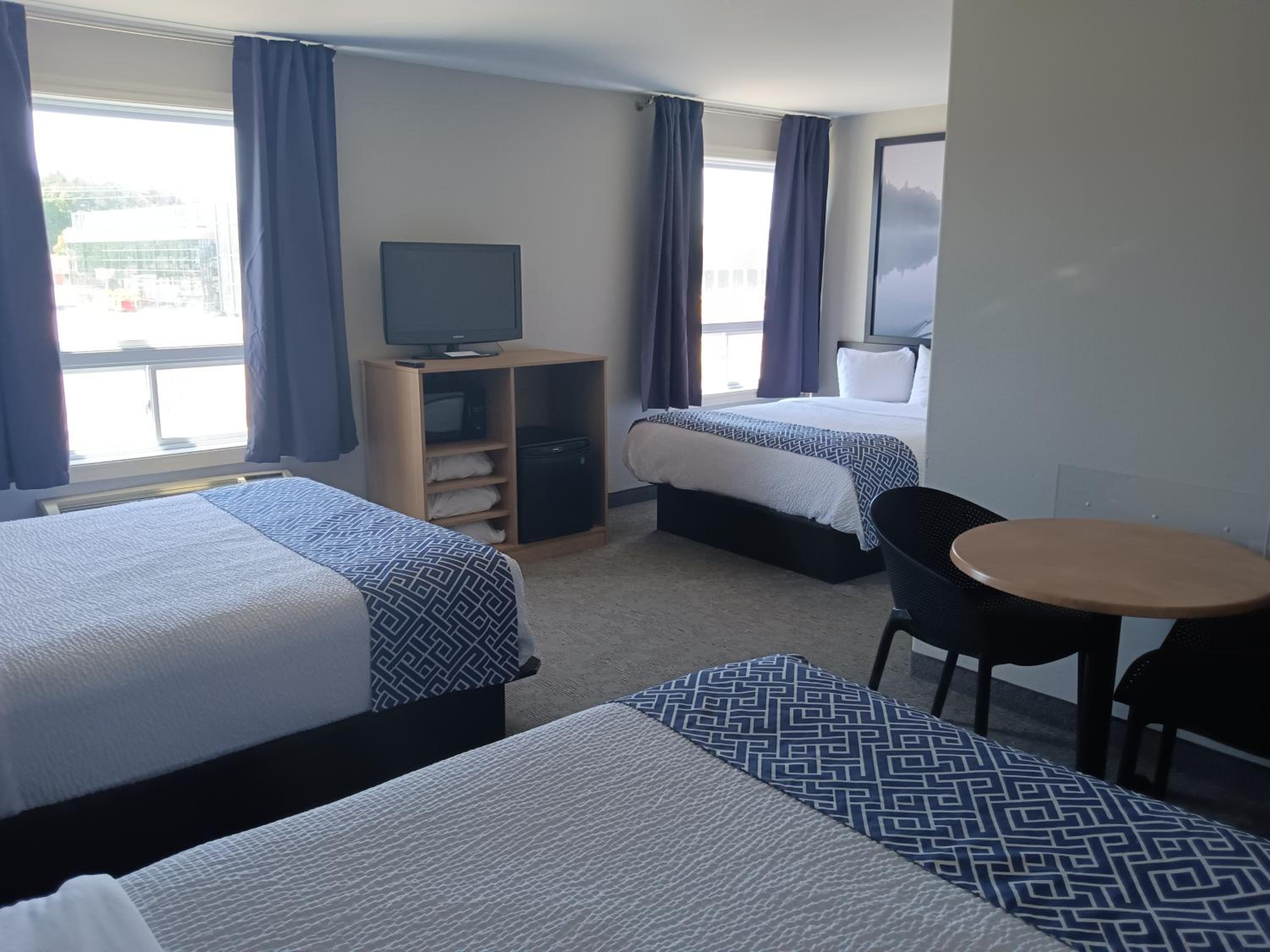 Superior Queen Suite with Three Queen Beds - Non-Smoking - Photo 2