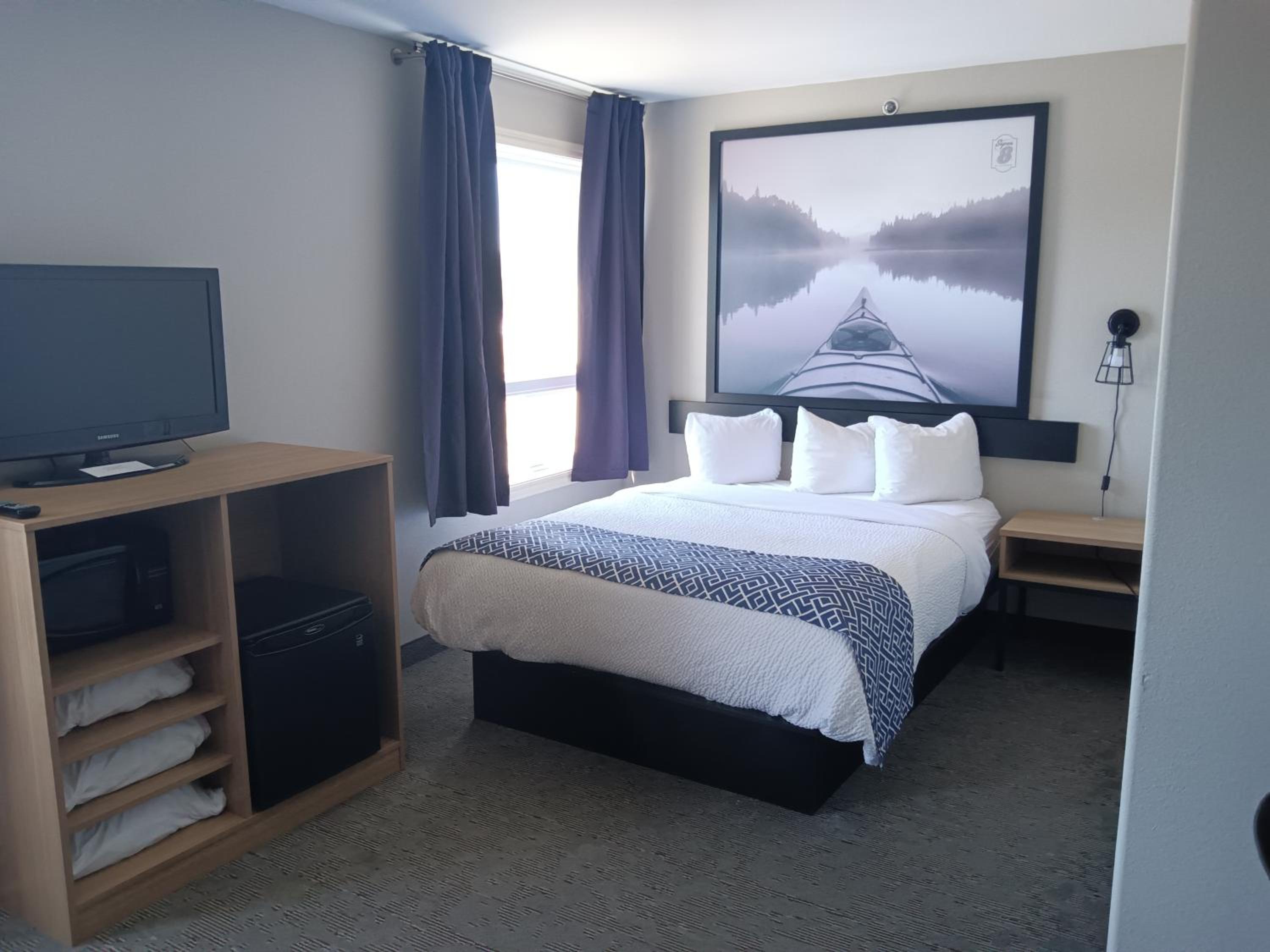 Superior Queen Suite with Three Queen Beds - Non-Smoking - Photo 4