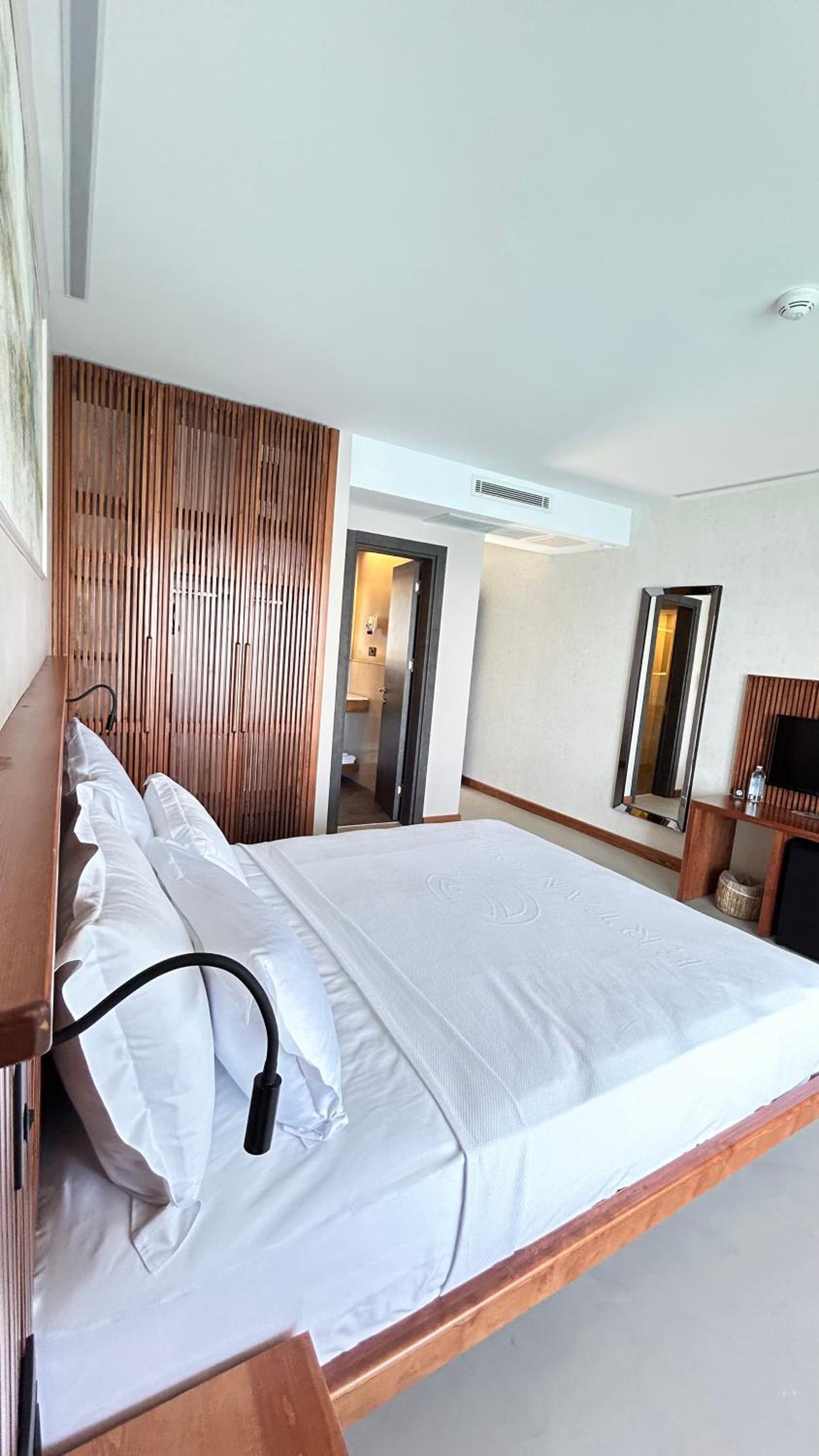 Deluxe Double Room with Sea View - Photo 4