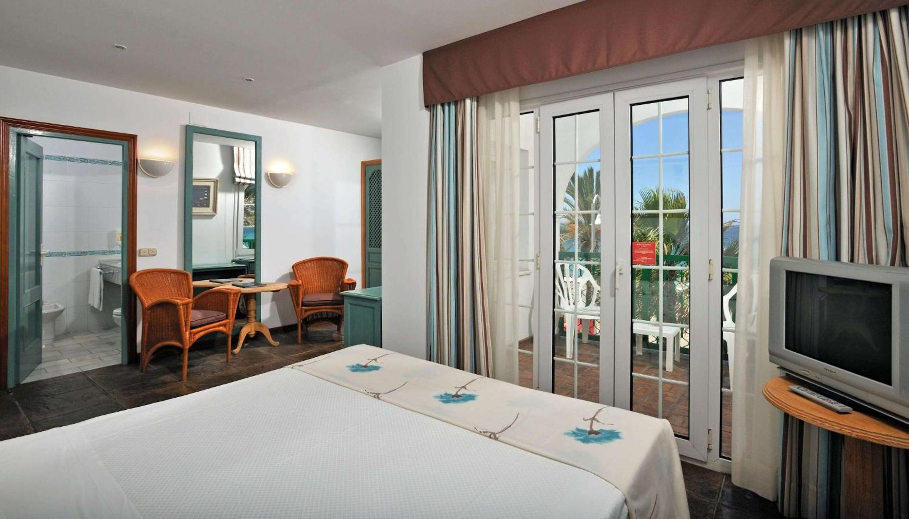 Double Room with Front Sea View - Photo 3