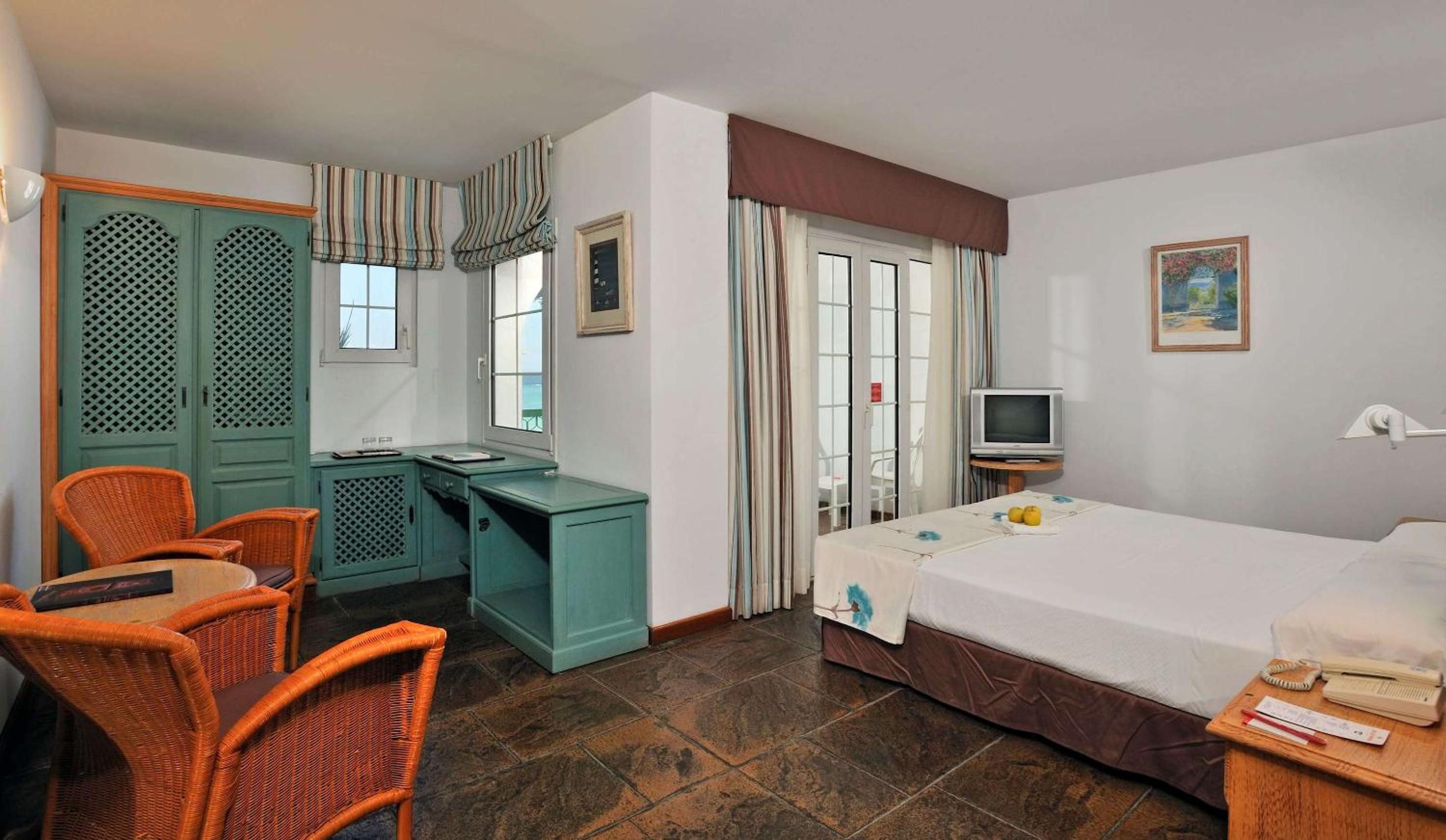 Double Room with Front Sea View - Photo 2