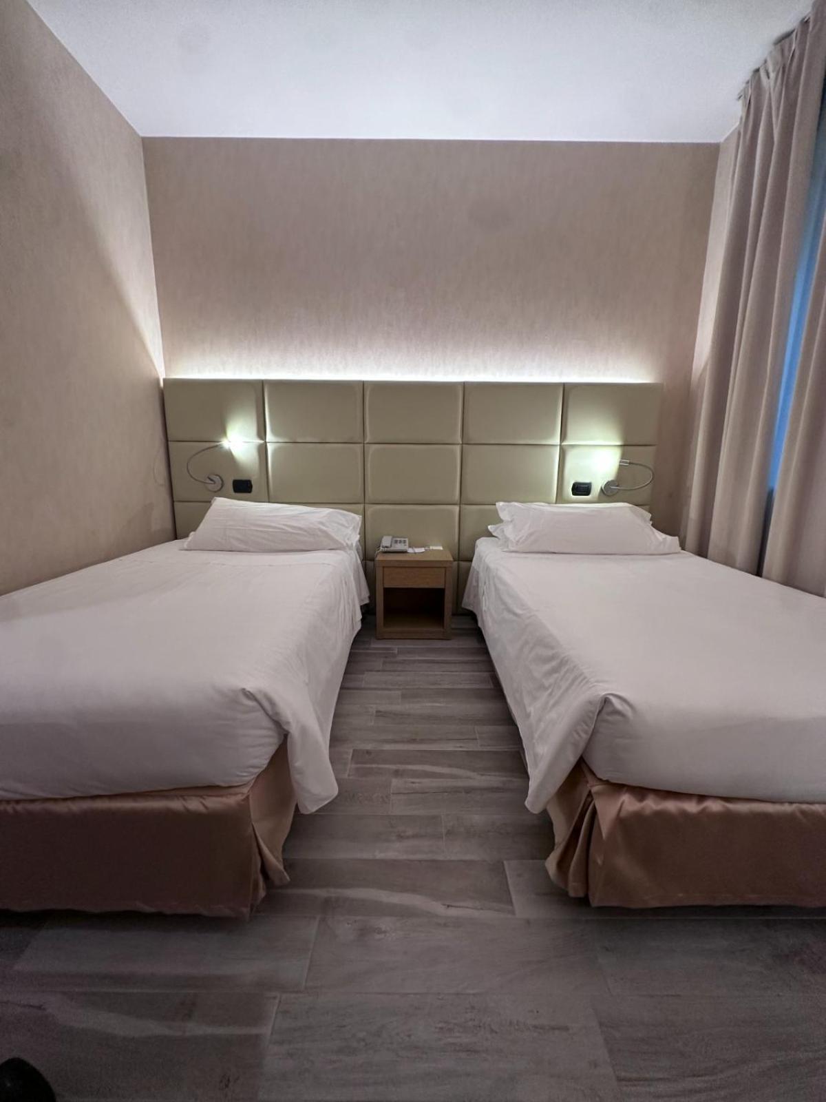 Standard Twin Room - Non-Smoking - Photo 3