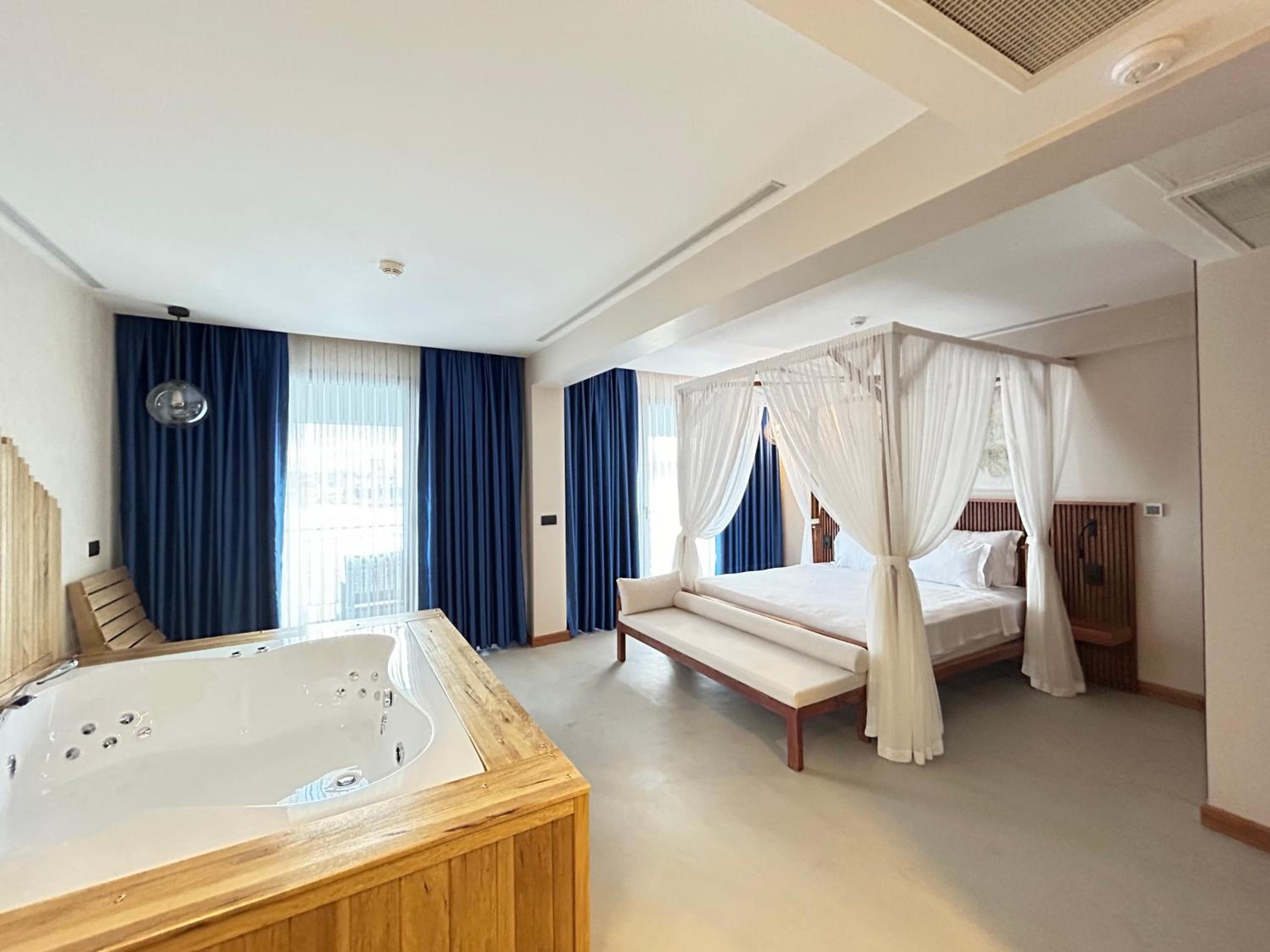 Suite with Hot Tub - Photo 9