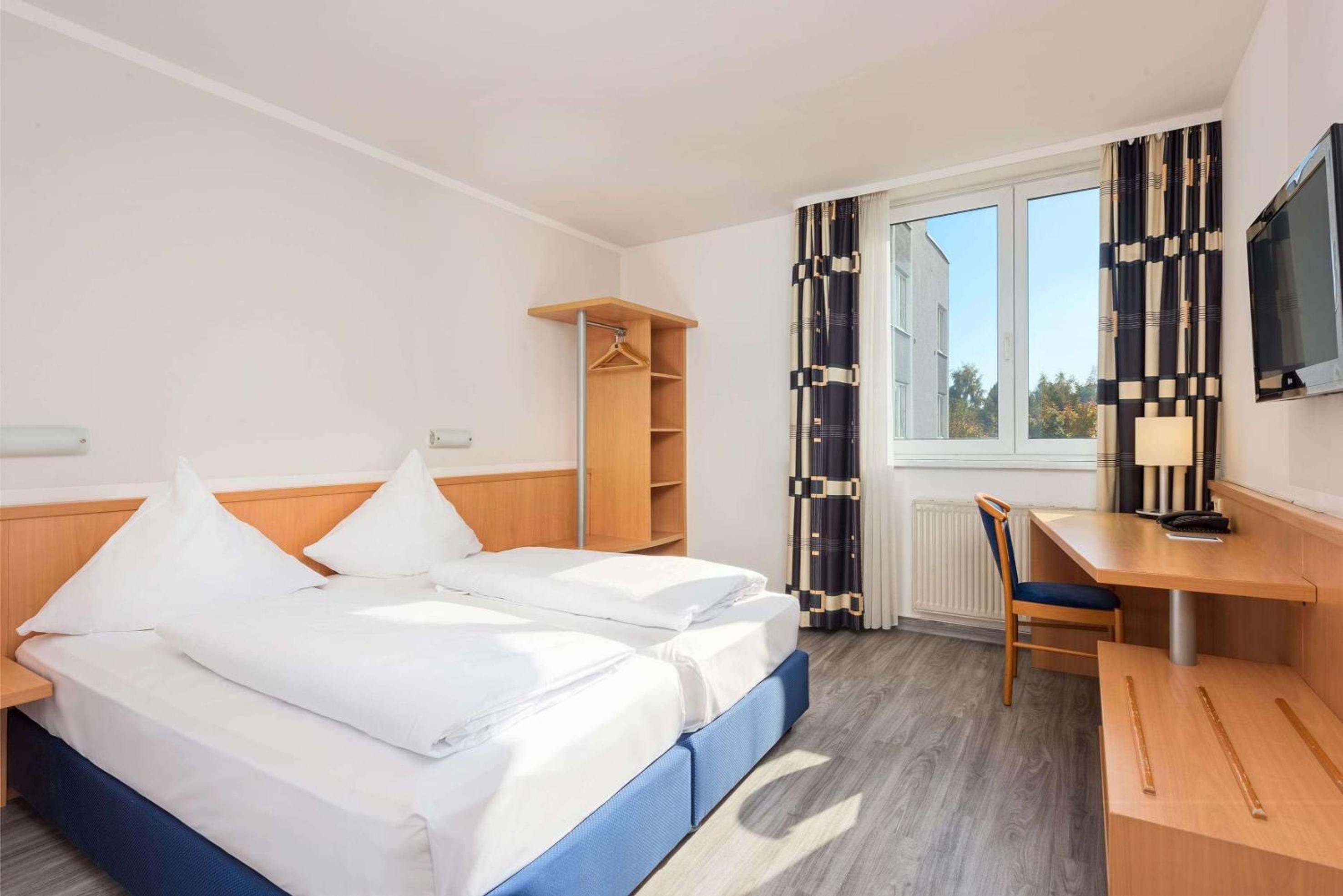 Standard Room thumbnail 5