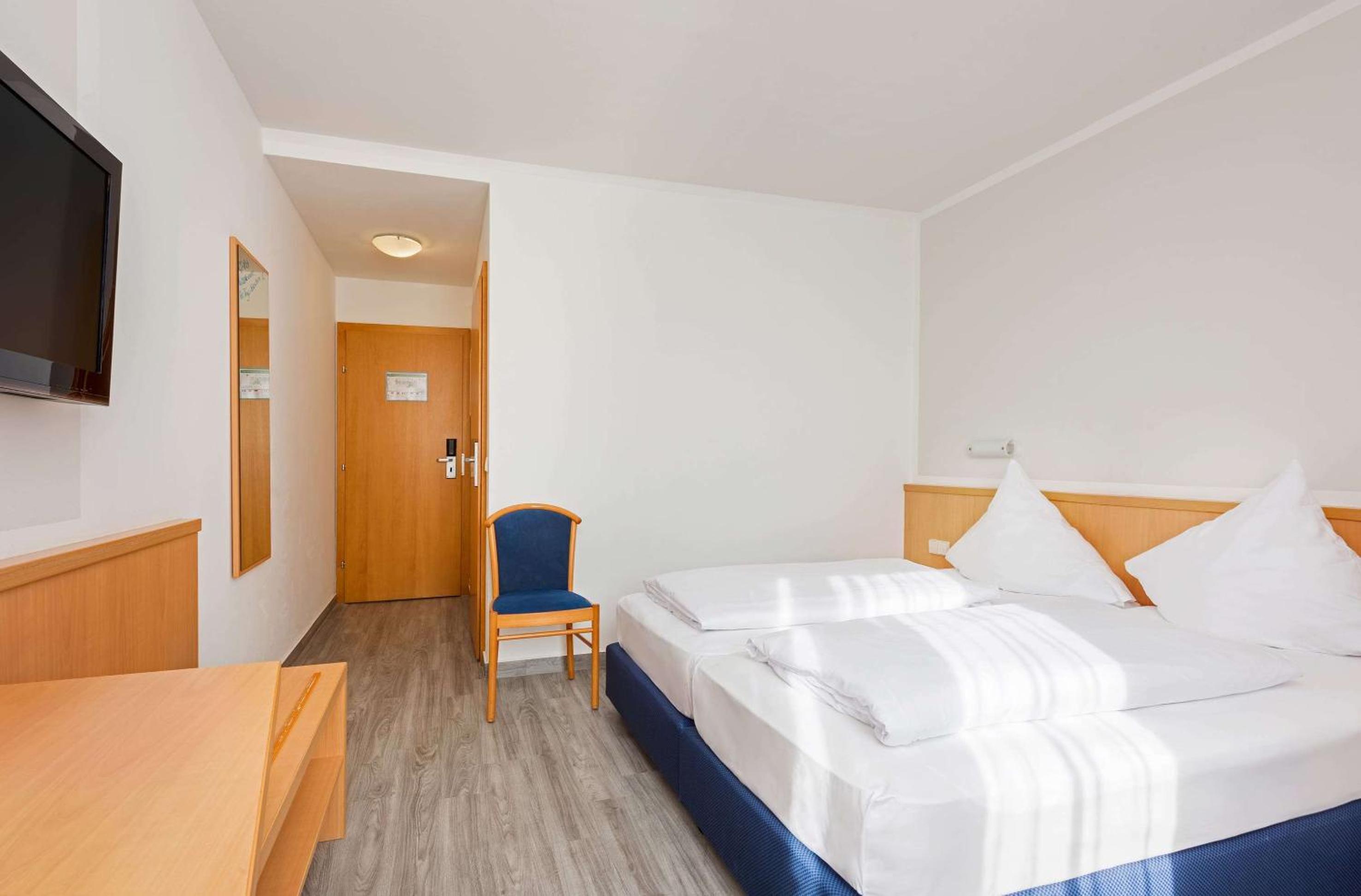 Standard Room thumbnail 6