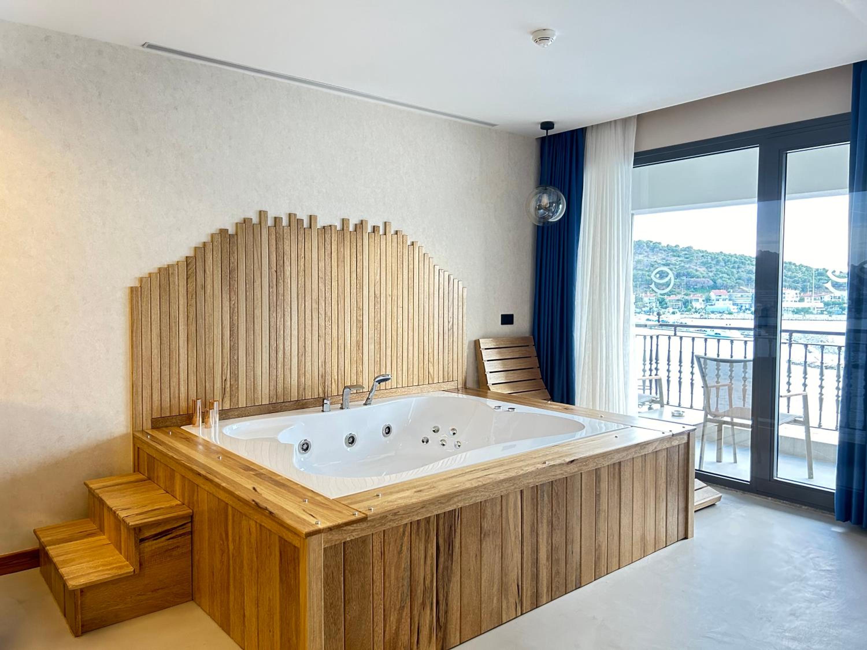 Suite with Hot Tub - Photo 8