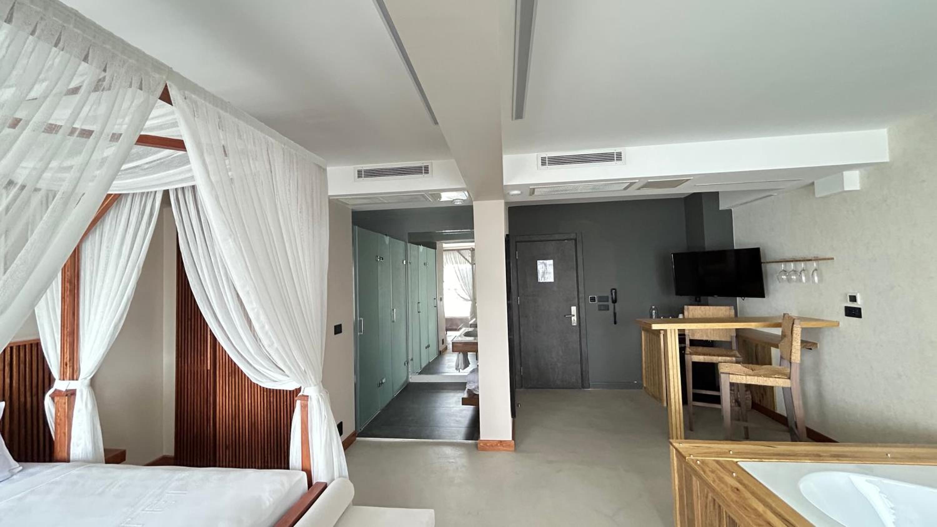 Suite with Hot Tub - Photo 5