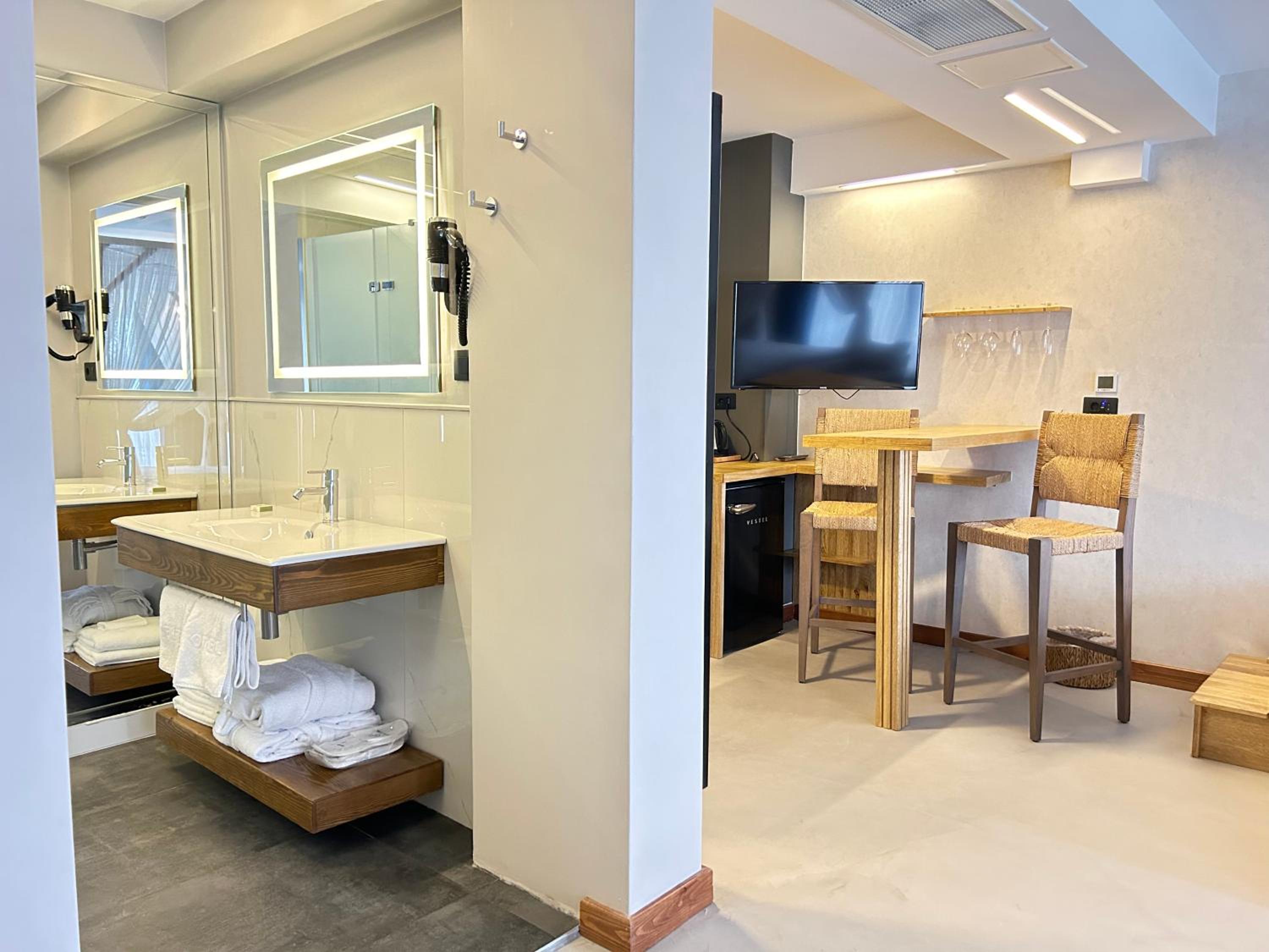 Suite with Hot Tub - Photo 6