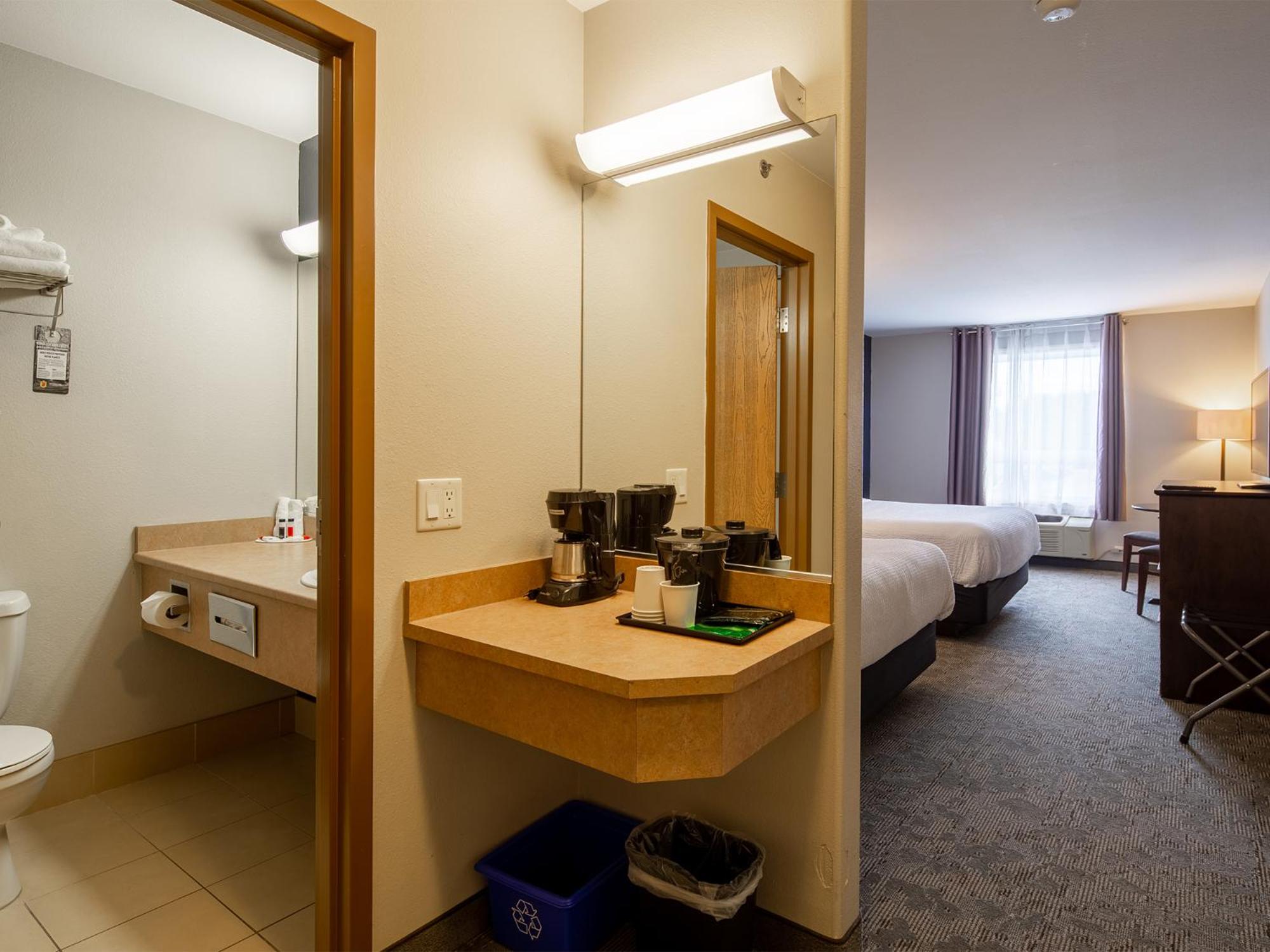 Queen Room with Two Queen Beds - Non-Smoking - Photo 3