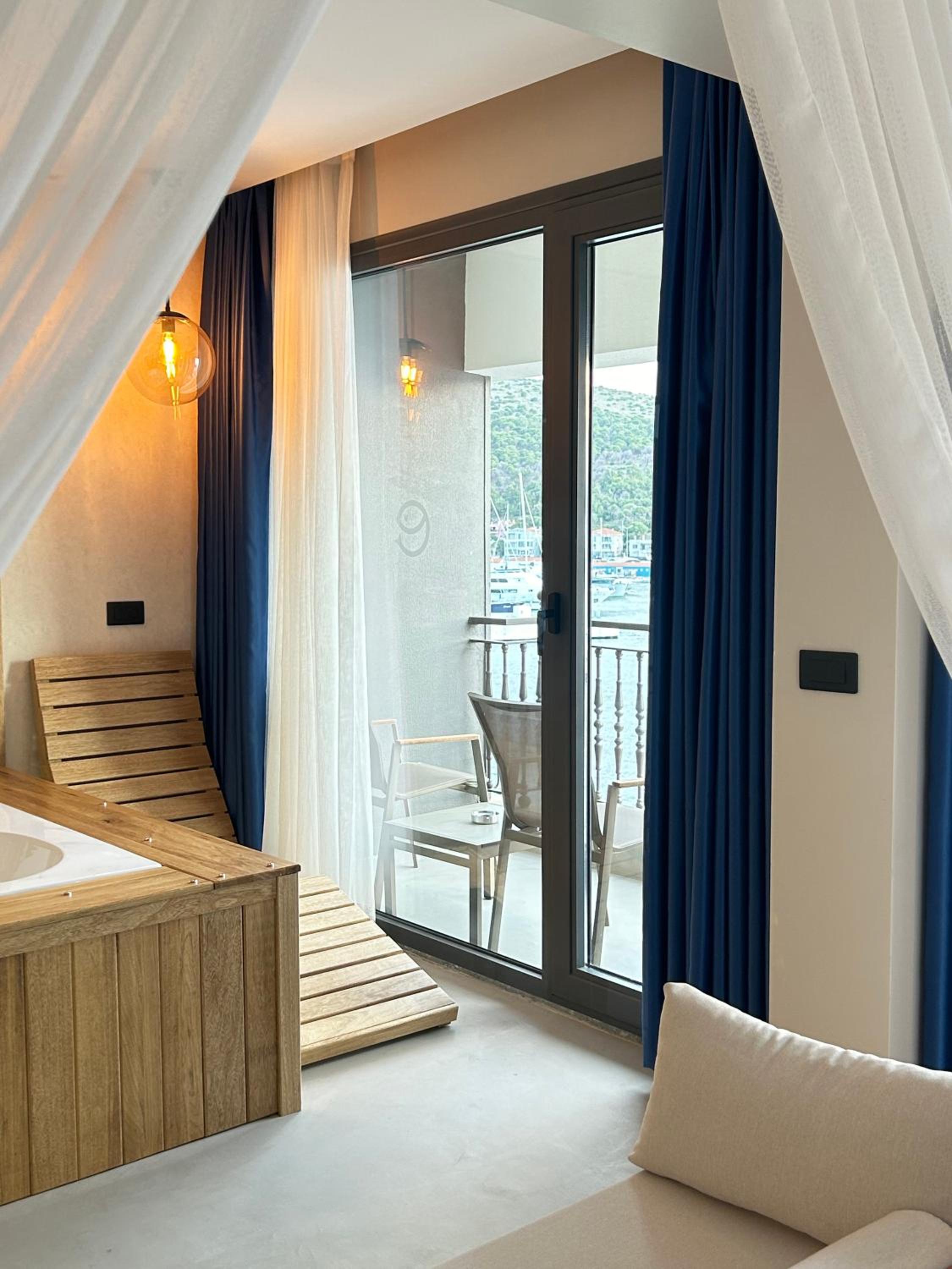 Suite with Hot Tub - Photo 4