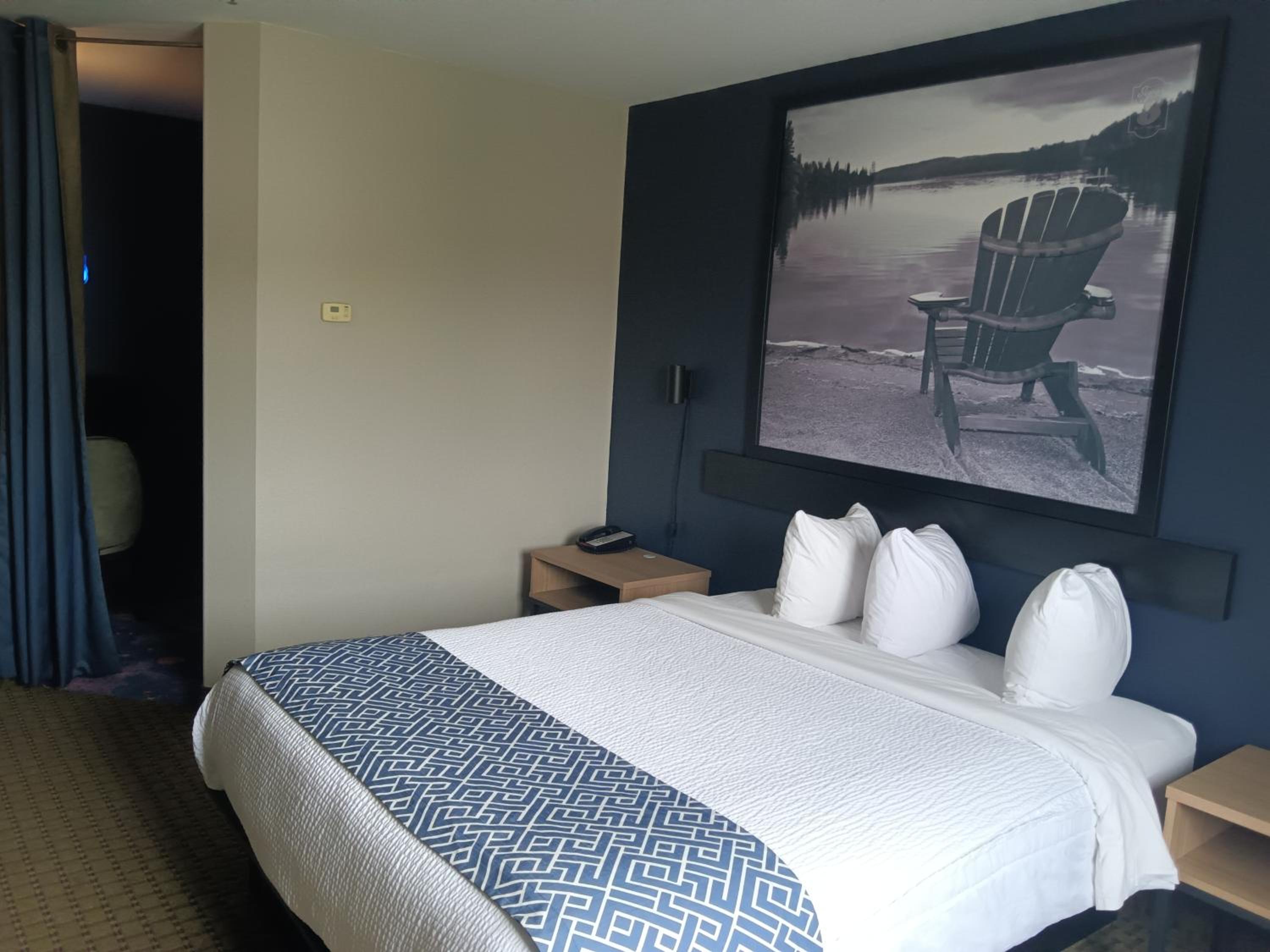 Queen Suite - Non-Smoking - Photo 1