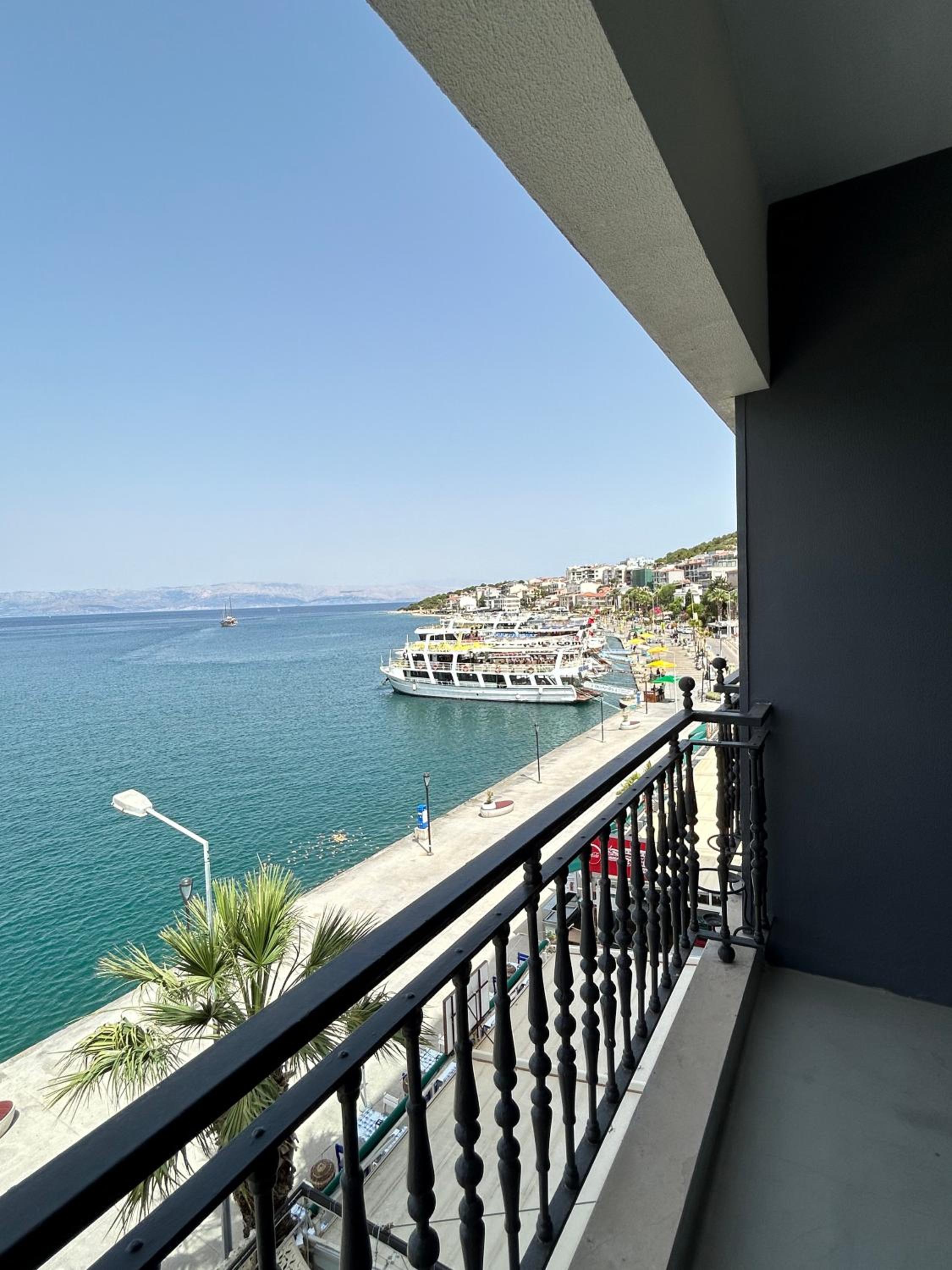 Suite with Sea View - Photo 3