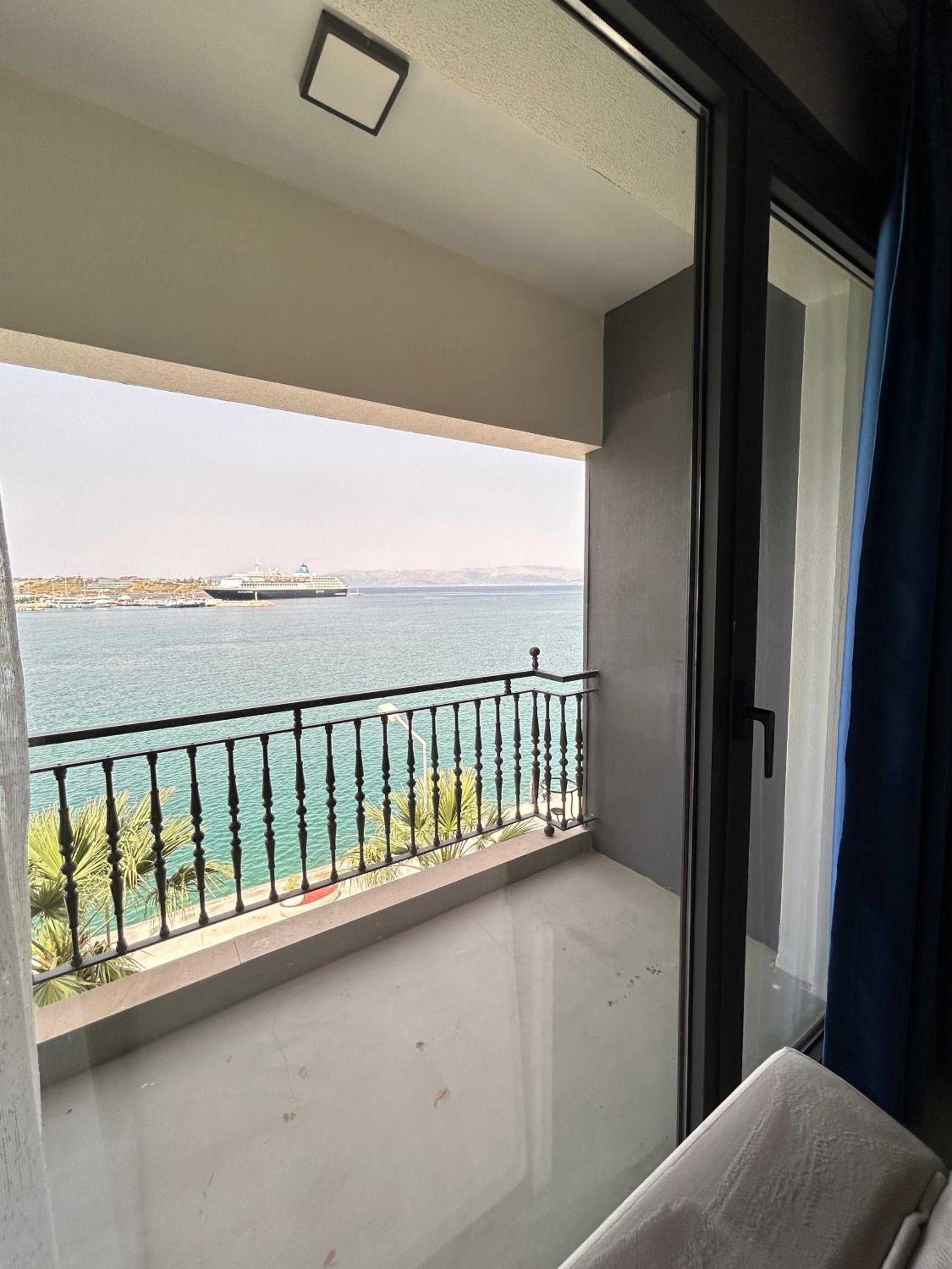 Suite with Sea View - Photo 4