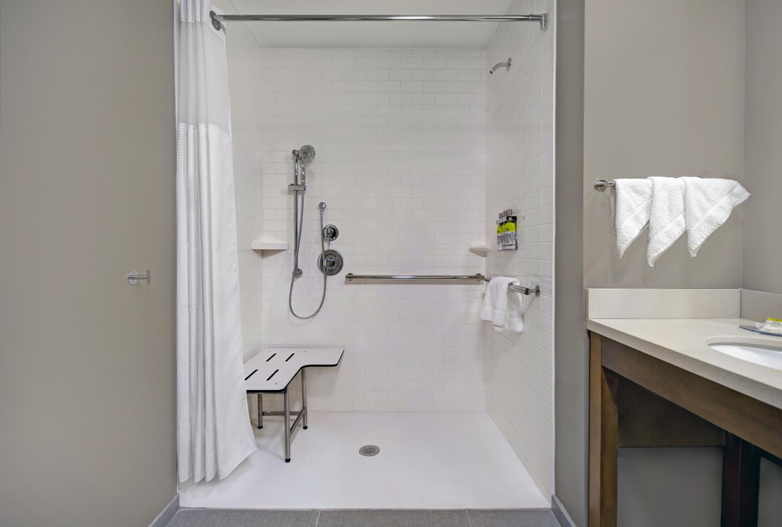 One-Bedroom King Room with Roll-in Shower - Hearing Accessible - Non-Smoking