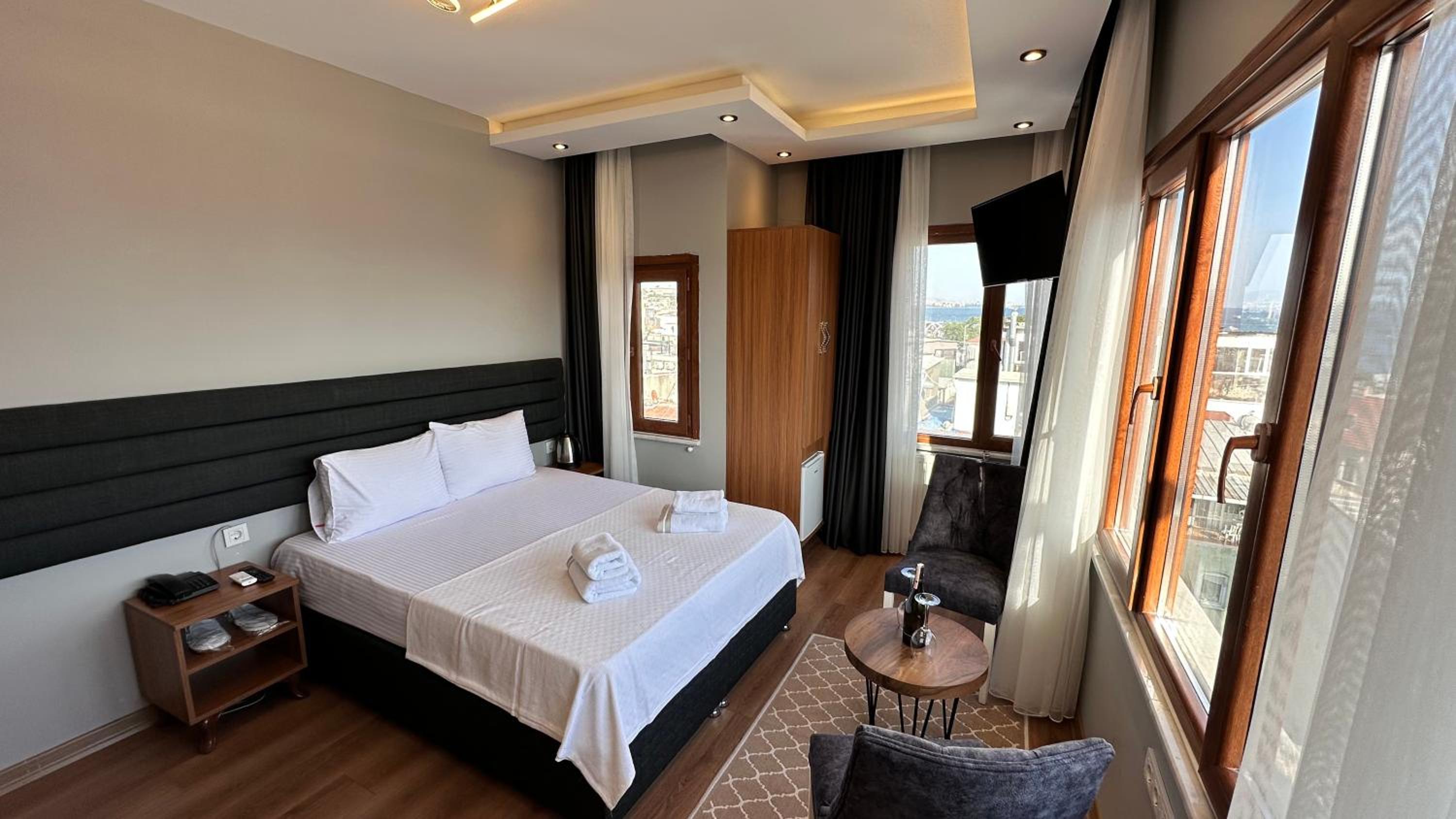 Deluxe Suite with Sea View photo 2