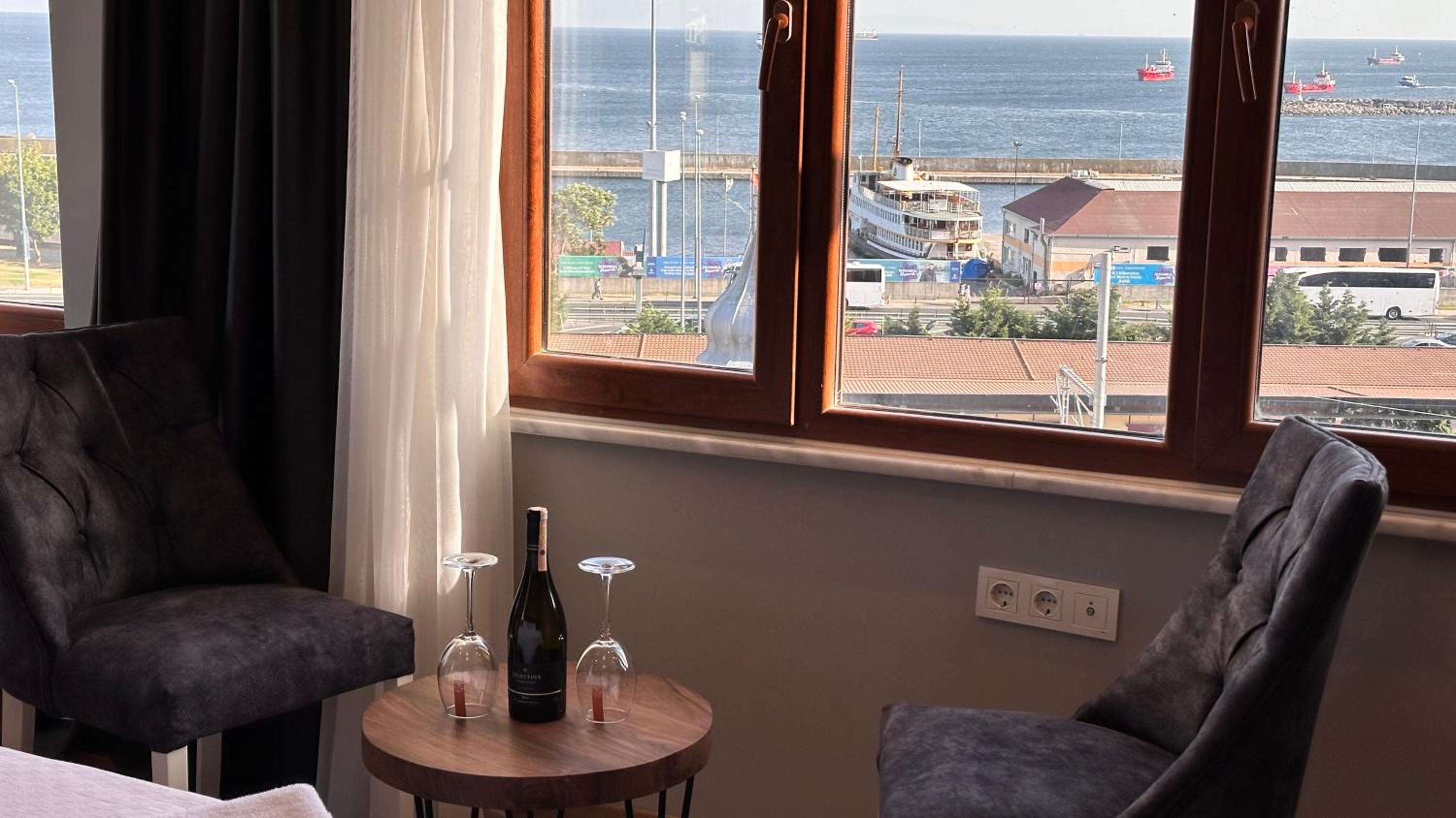 Deluxe Suite with Sea View photo 3