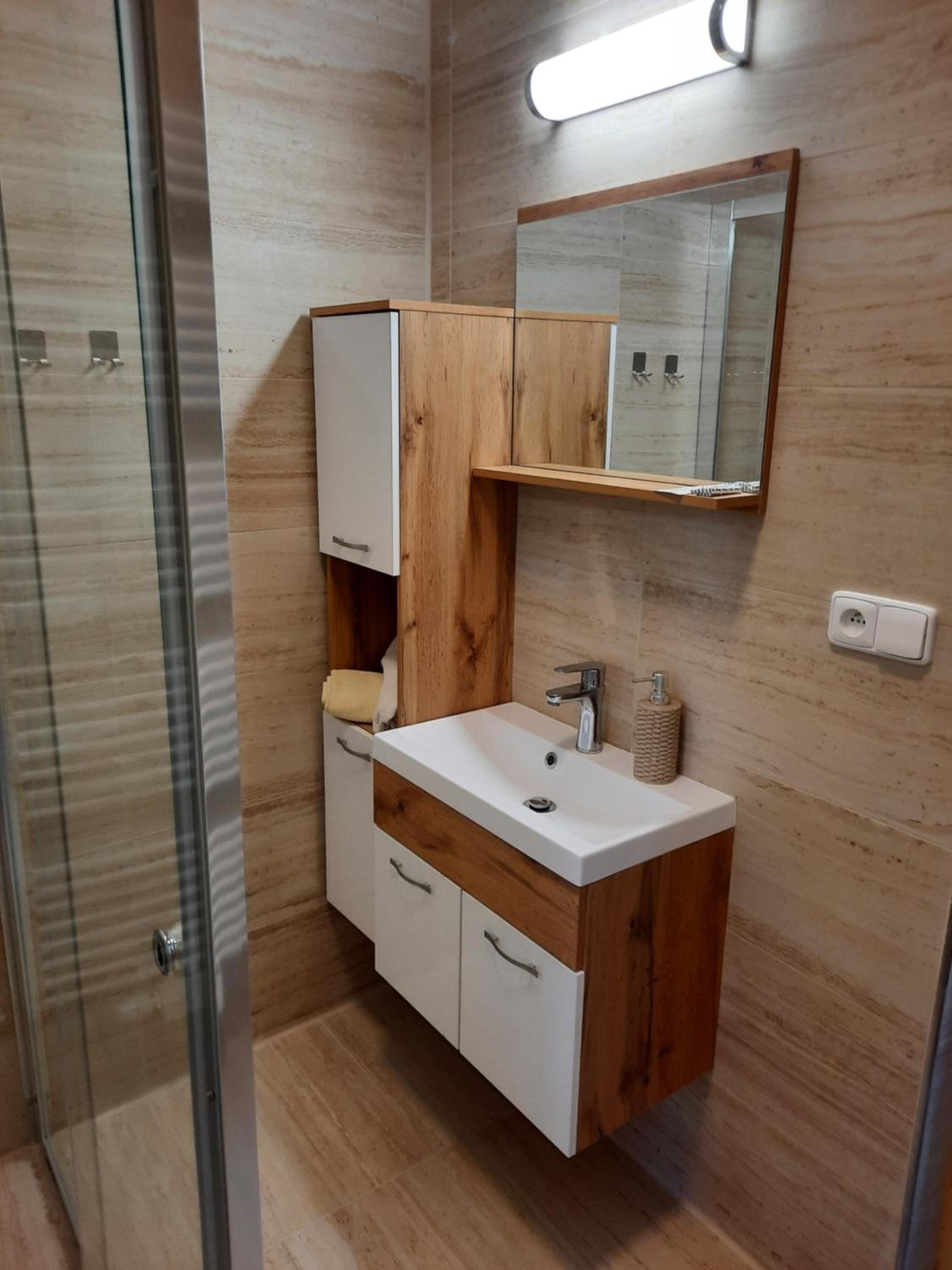 Deluxe Queen Suite - Photo 3