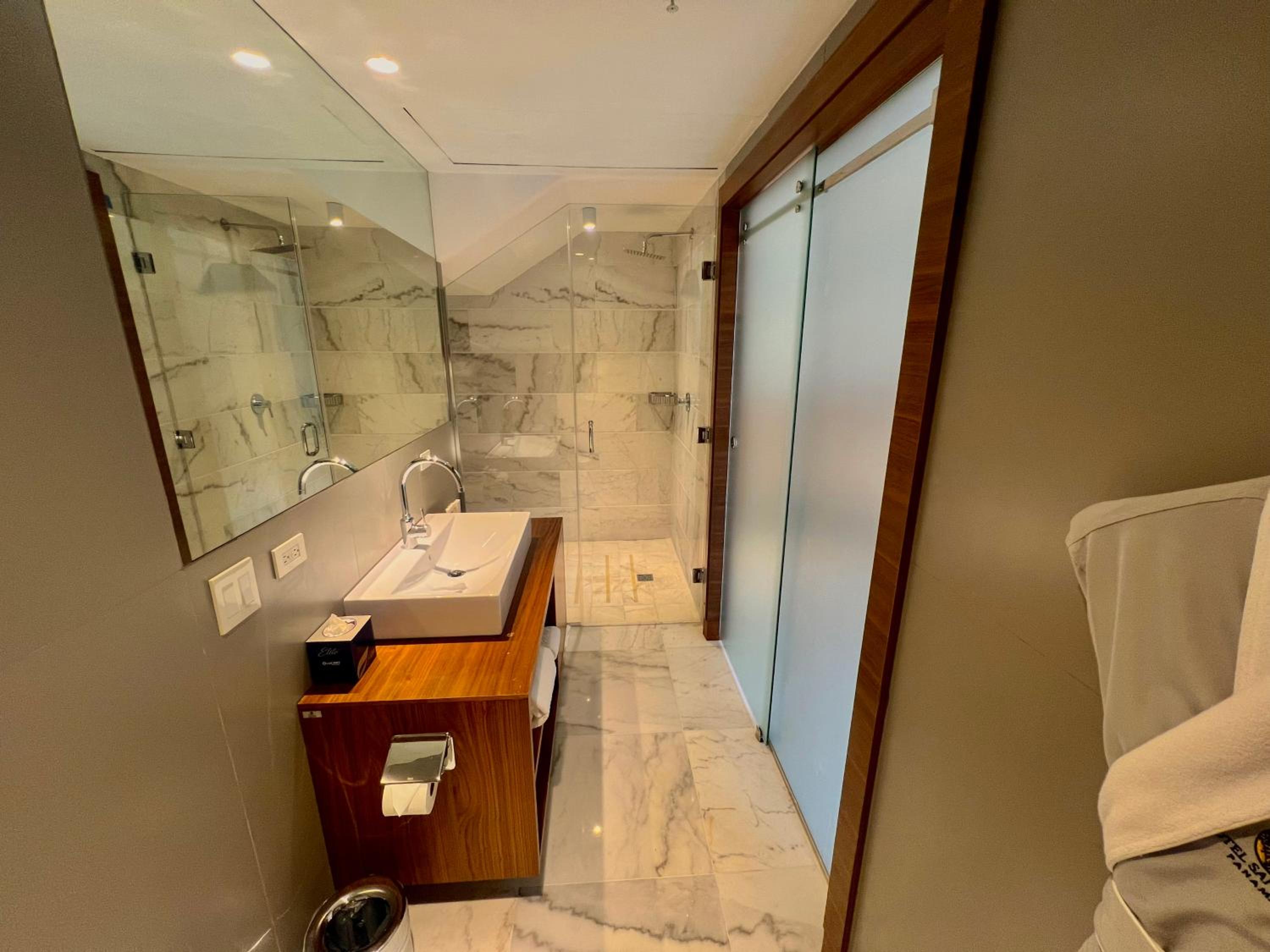 Standard King Room - Photo 4