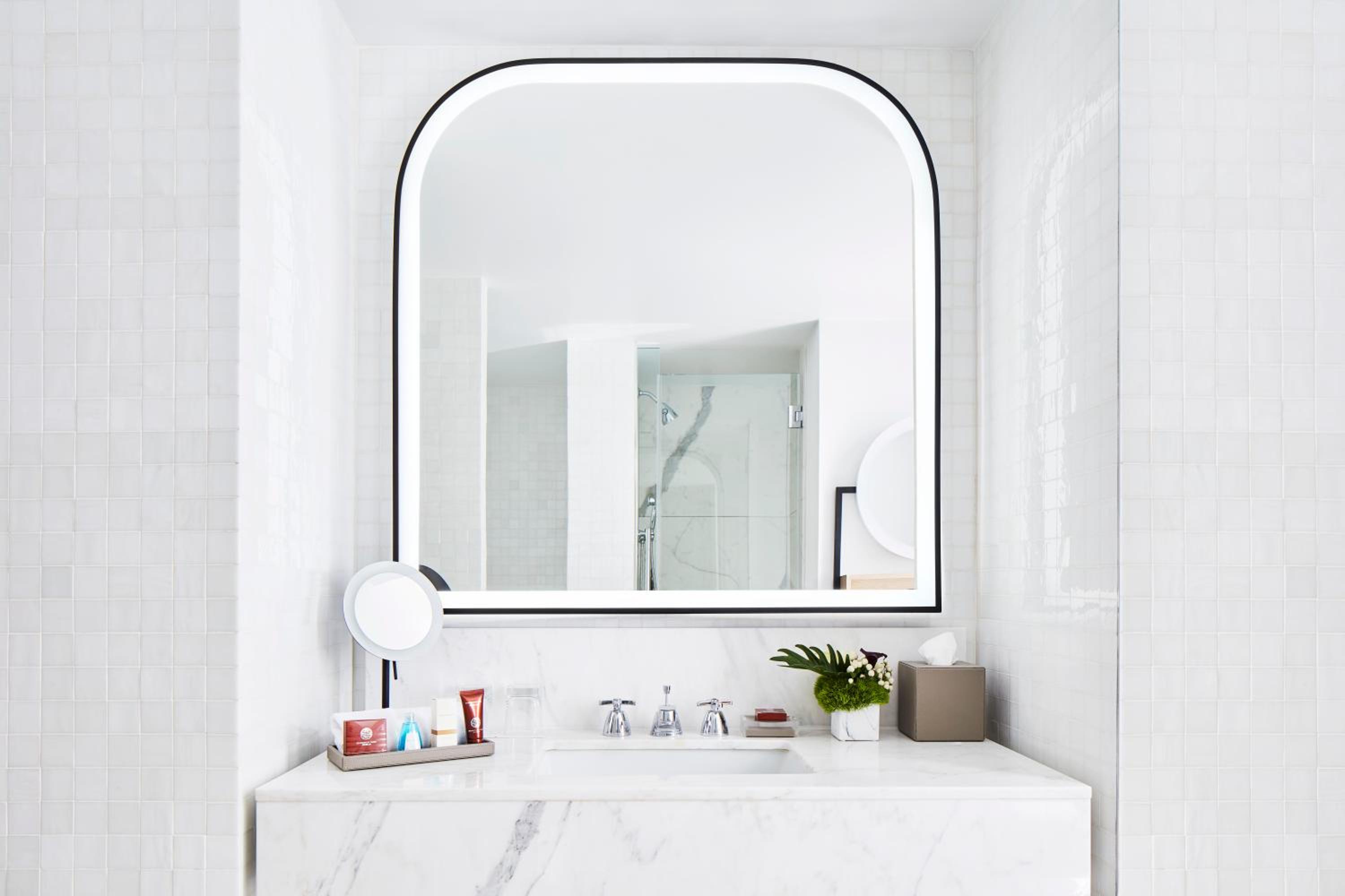 One-Bedroom King Suite with Tub - Mobility/Hearing Access