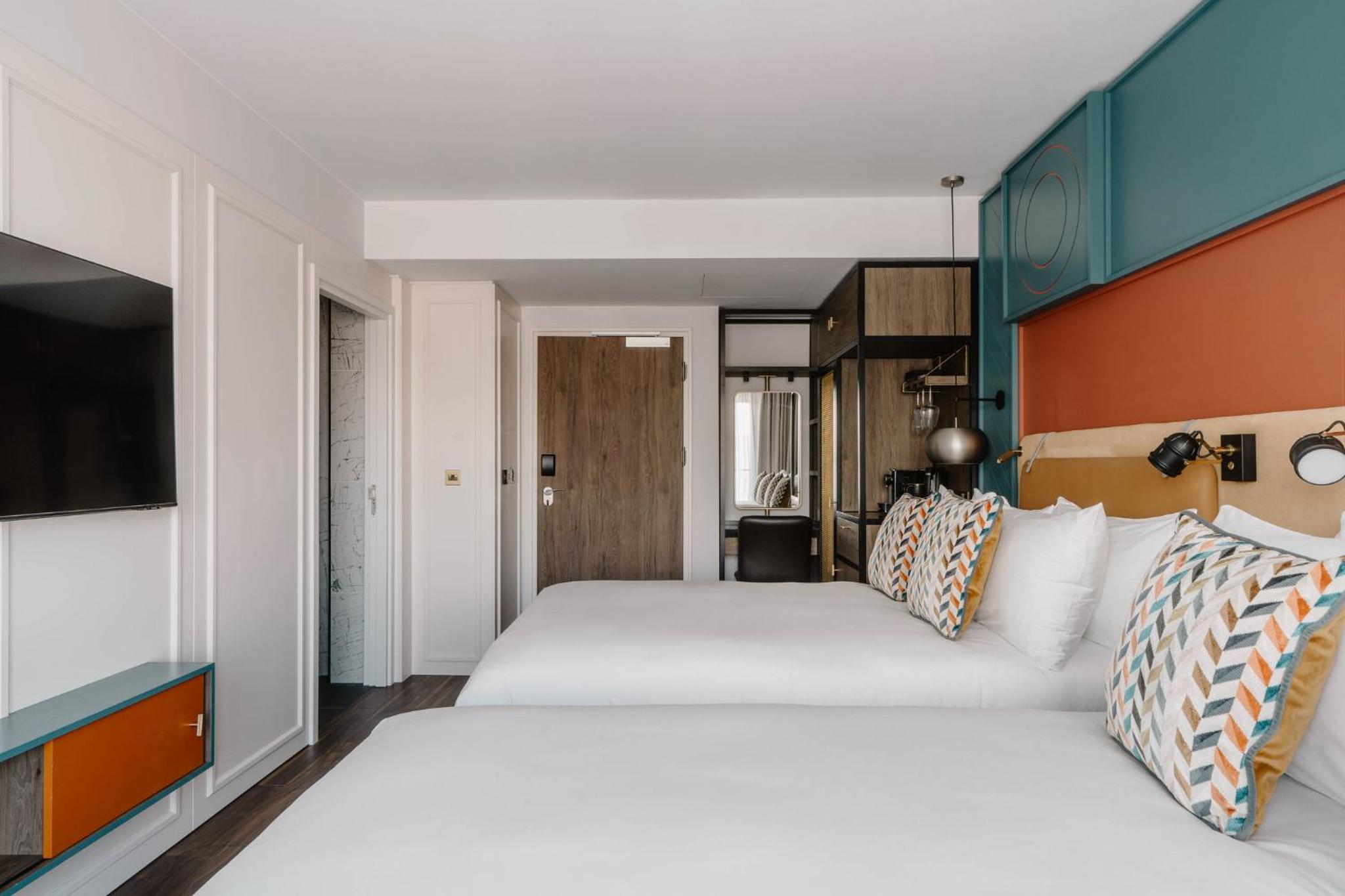 Premium Queen Room with Two Queen Beds, Balcony and City View - Top Floor - Photo 9