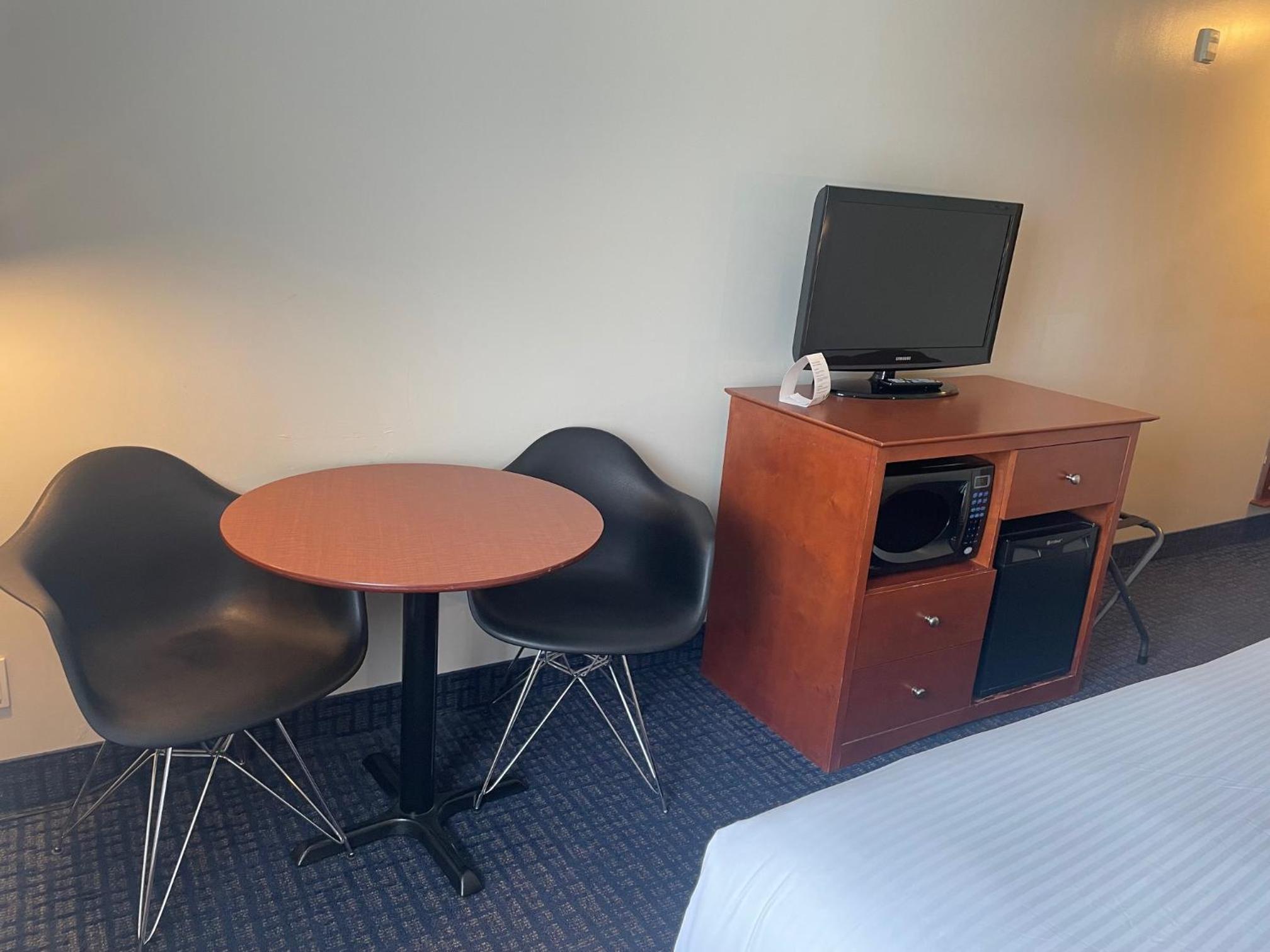 King Room - Non-Smoking - Photo 4