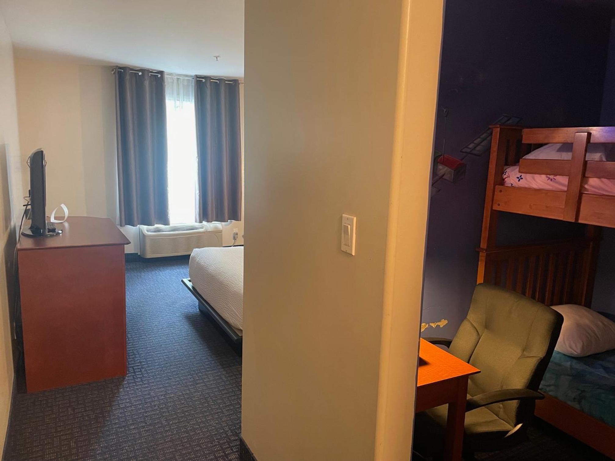Family Suite with One Queen Bed and Bunk Bed - Photo 7