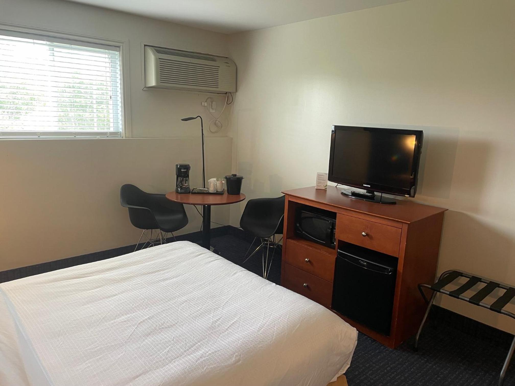 King Room - Disability Access - Non-Smoking - Photo 3