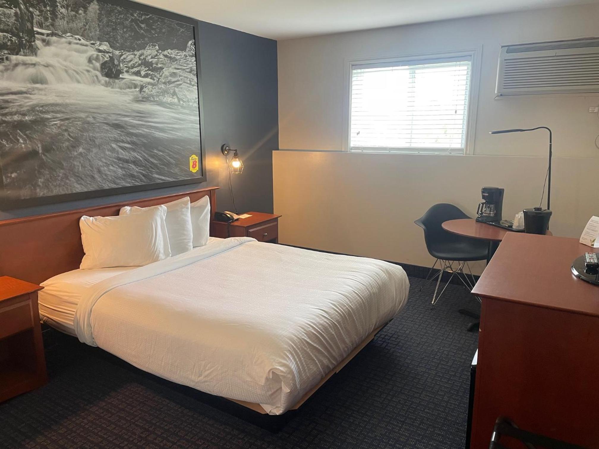 King Room - Disability Access - Non-Smoking - Photo 8
