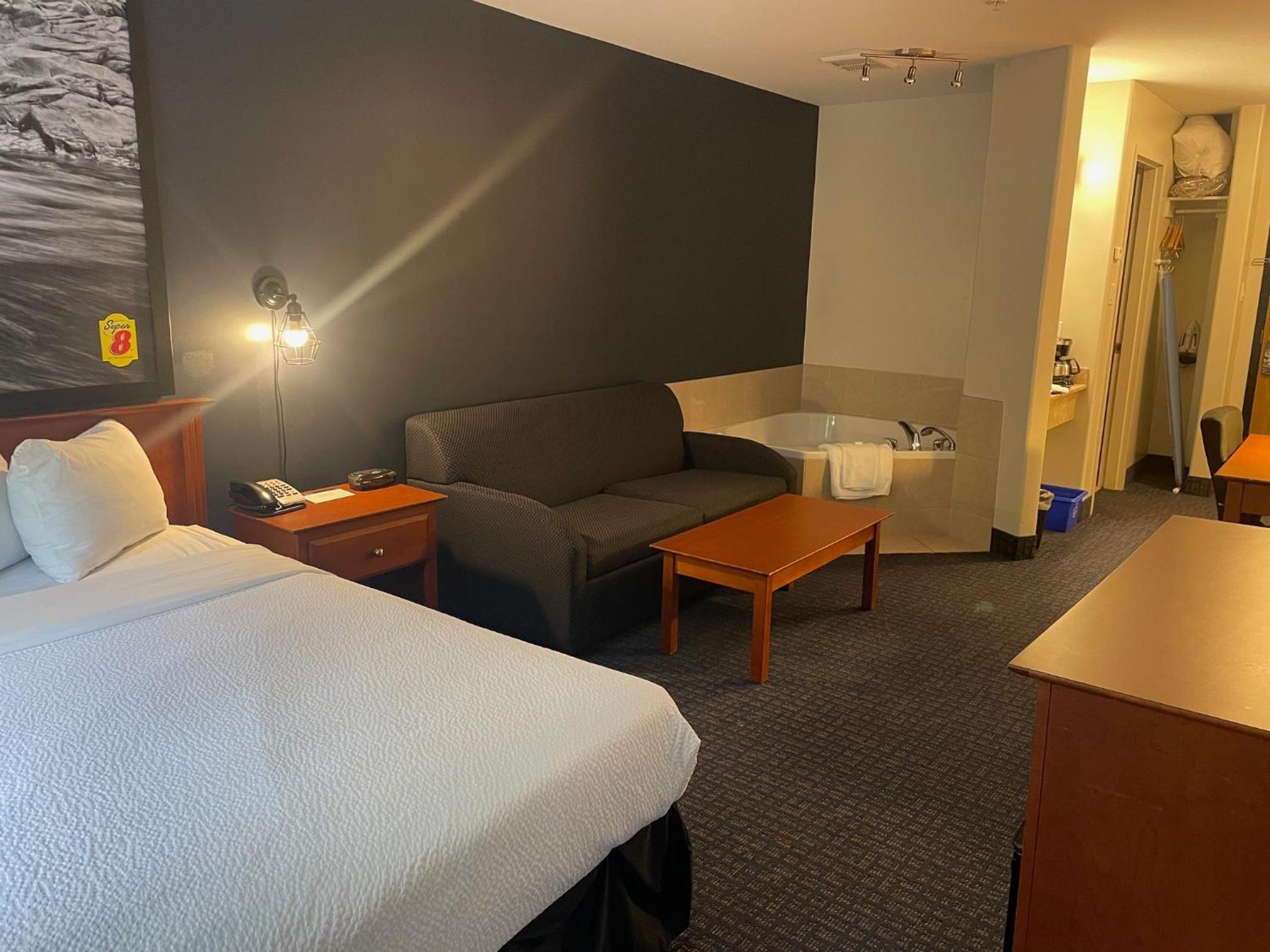 King Suite - Non-Smoking - Photo 2