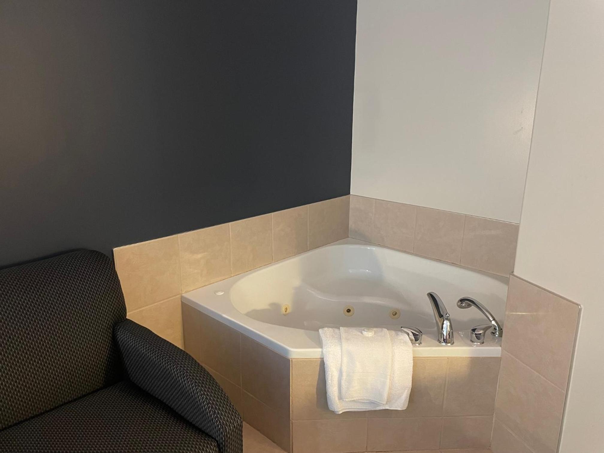King Suite - Non-Smoking - Photo 5