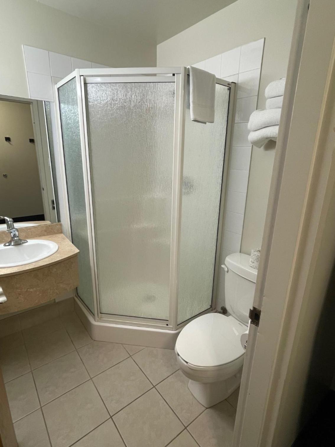 King Suite - Non-Smoking - Photo 3