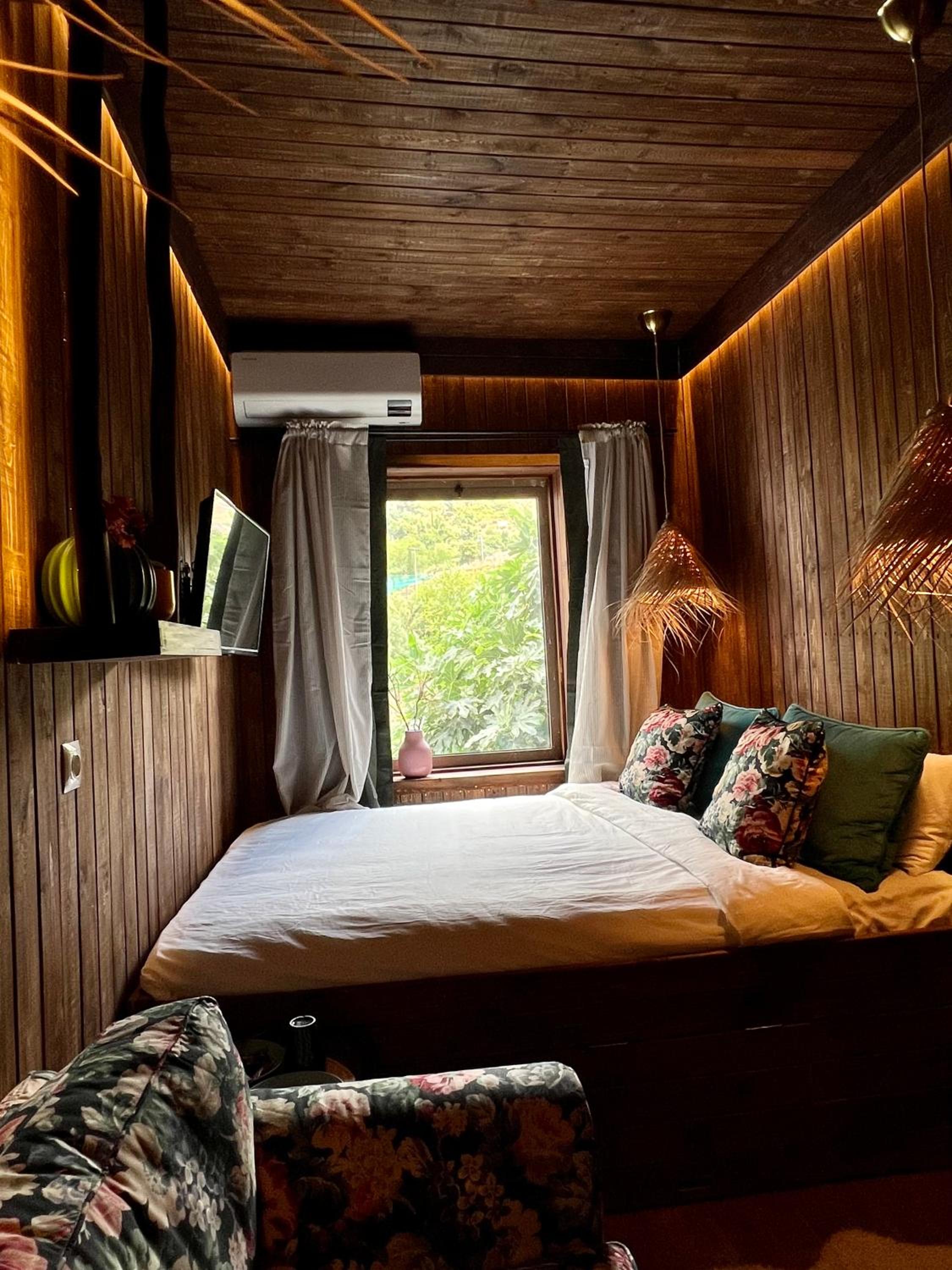 Deluxe wood cabin with Mountain View photo 3