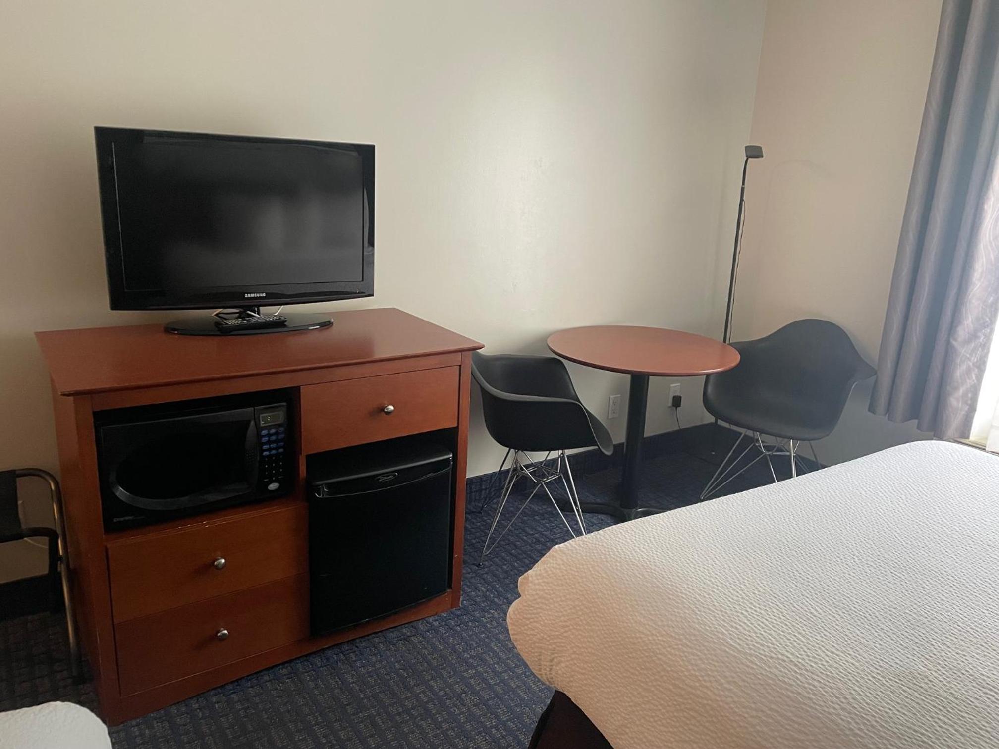 Queen Room with Two Queen Beds - Non-Smoking - Photo 2