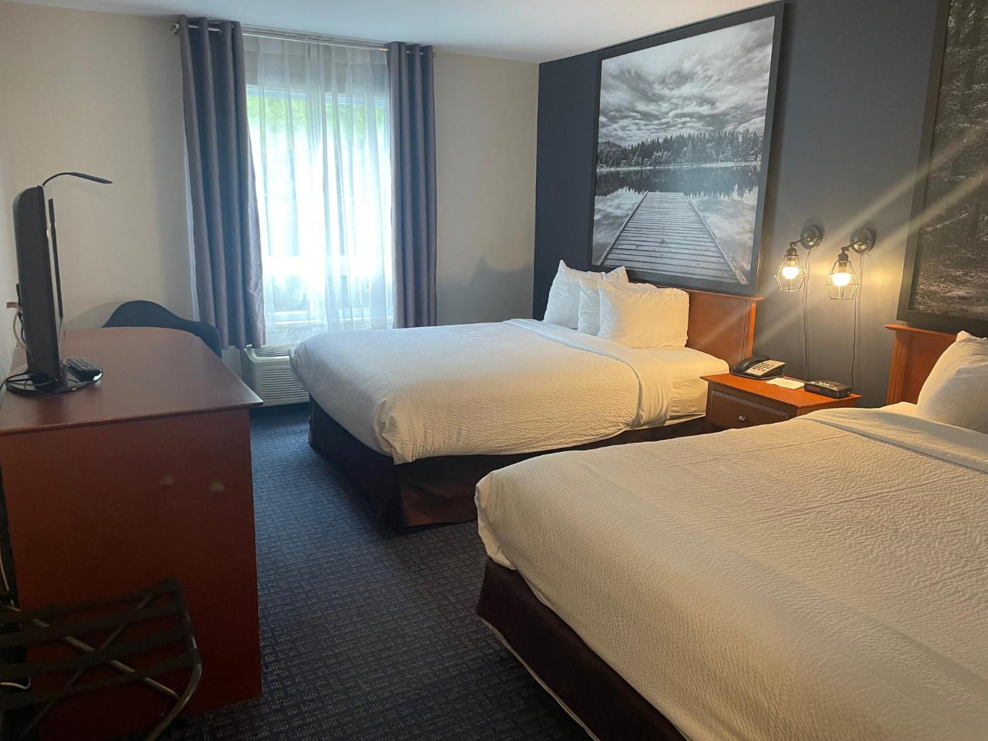Queen Room with Two Queen Beds - Non-Smoking - Photo 1