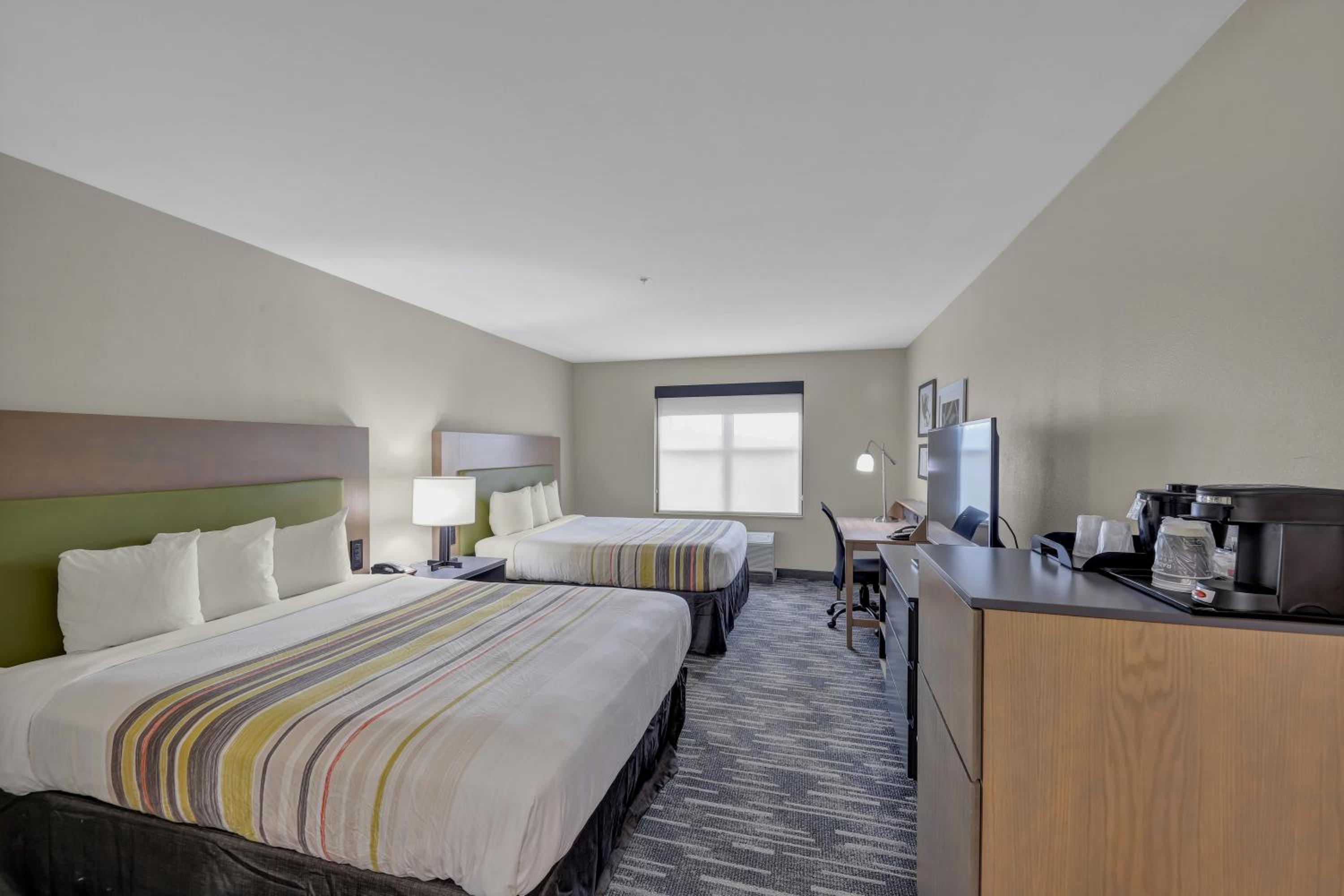 Queen Room with Two Queen Beds - Non-Smoking - Photo 2