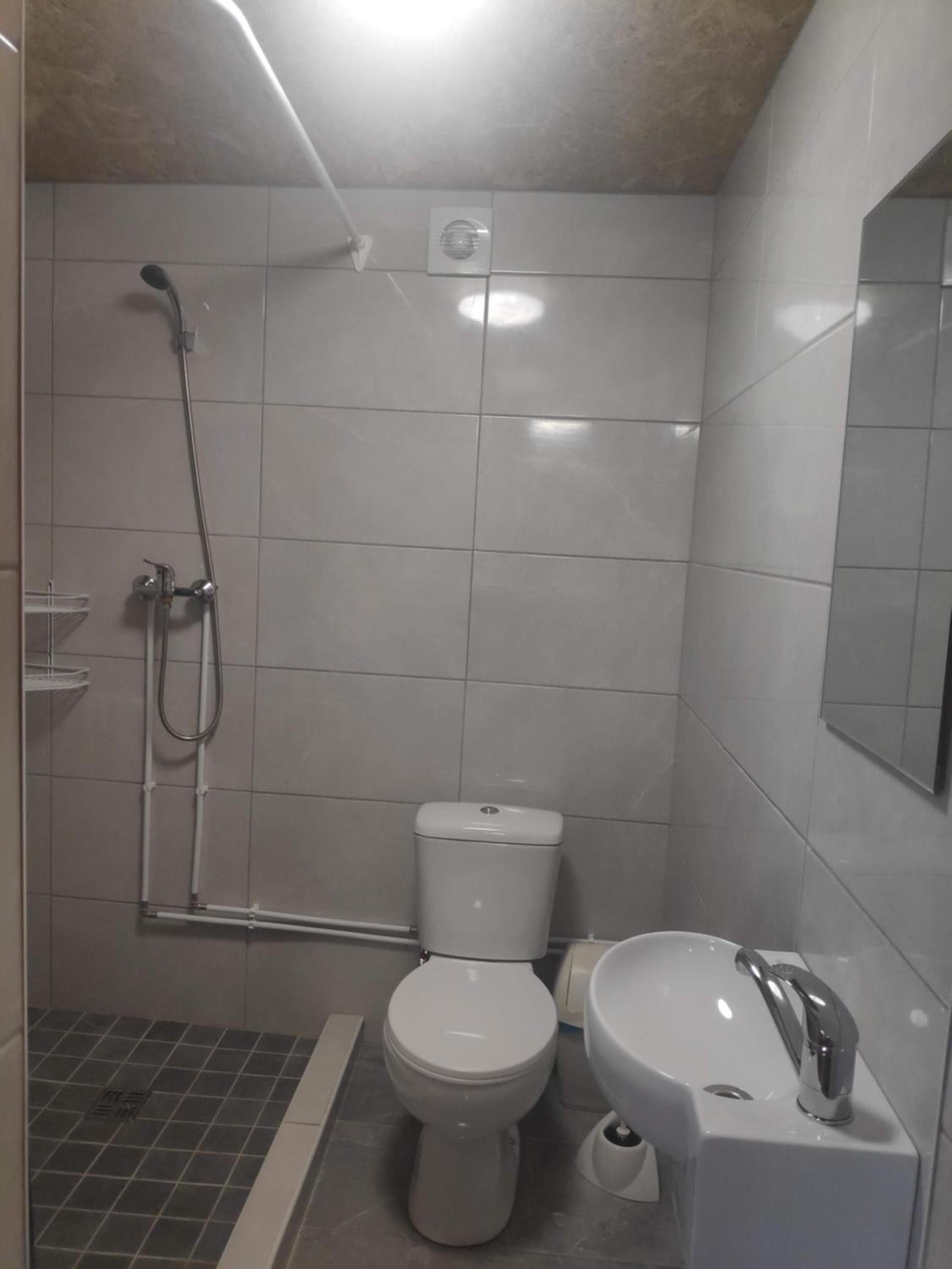 Apartment with Shower photo 2