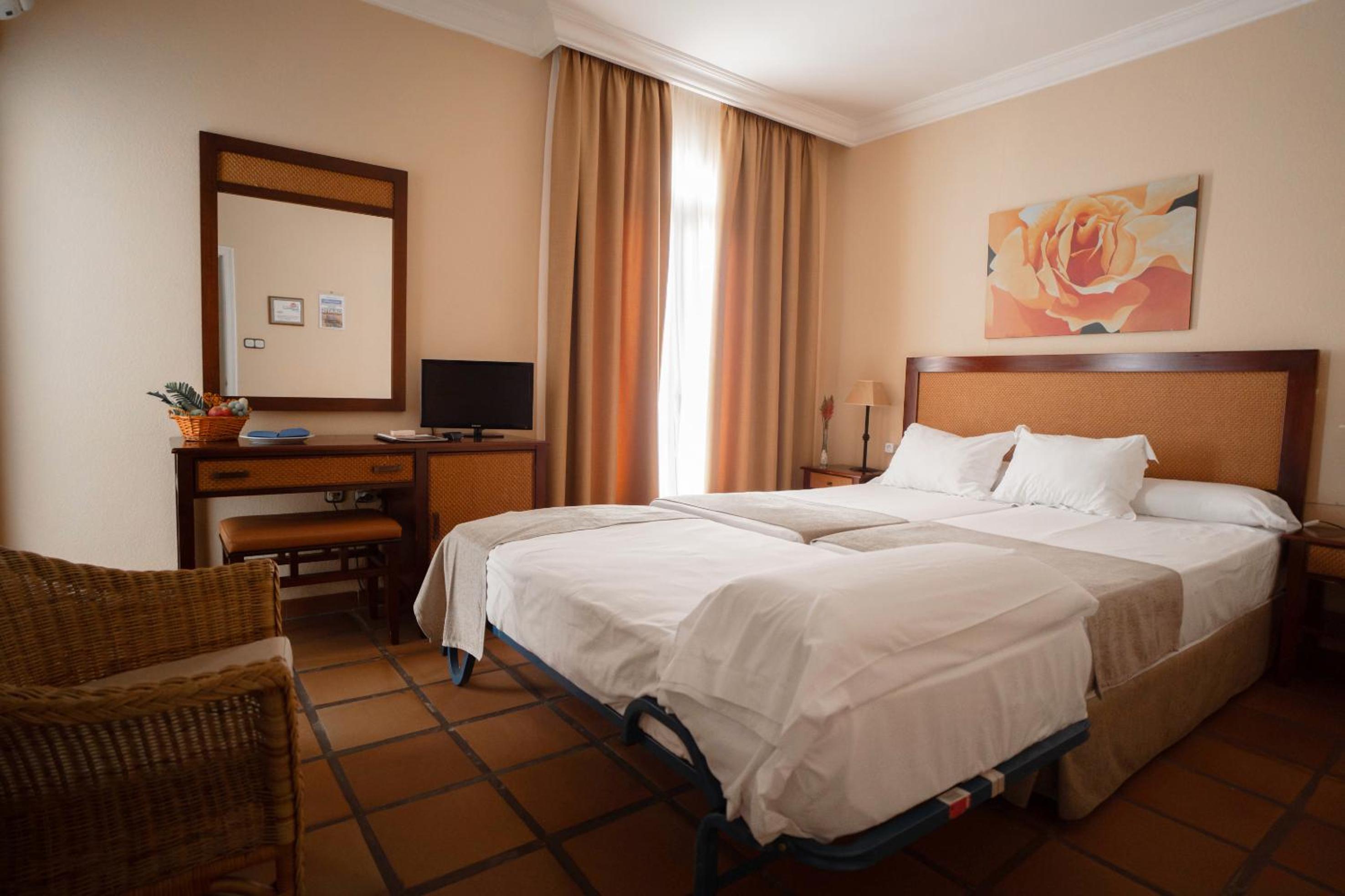 Twin Room with Extra Bed photo 3