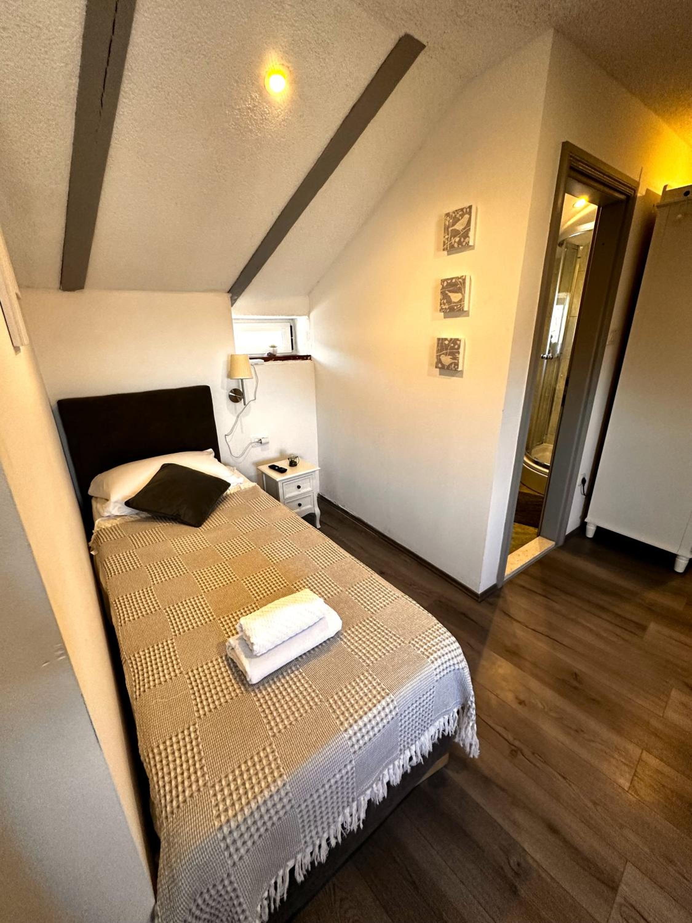 Standard Triple Room - Photo 1