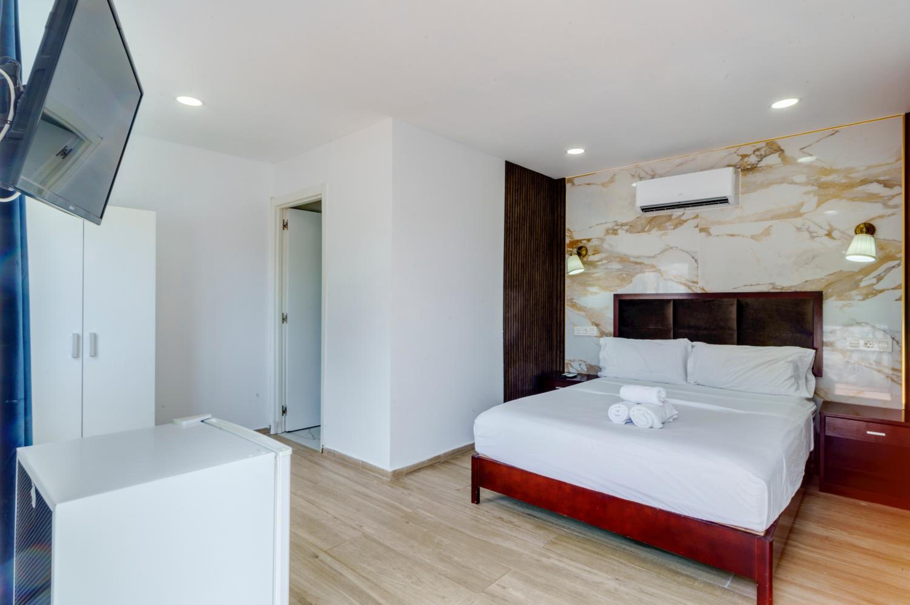 Double Room - Photo 3