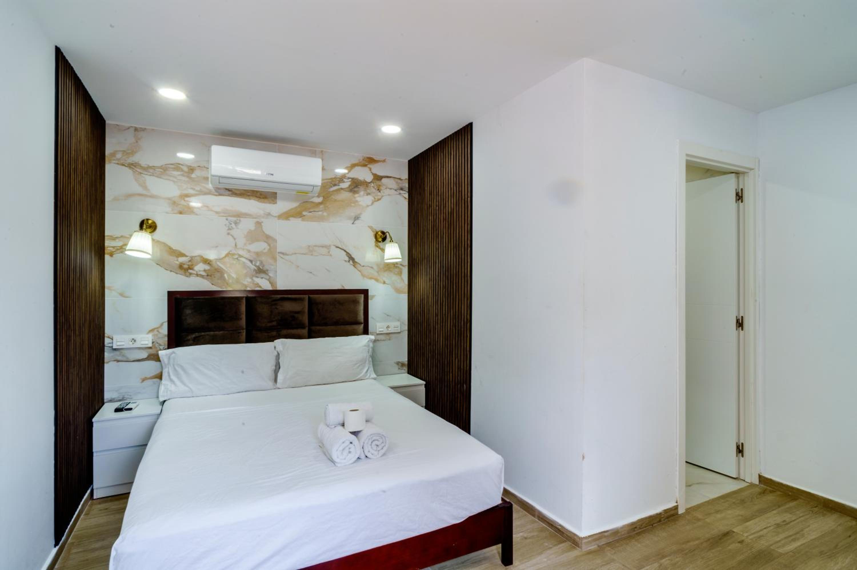 Double Room - Photo 17